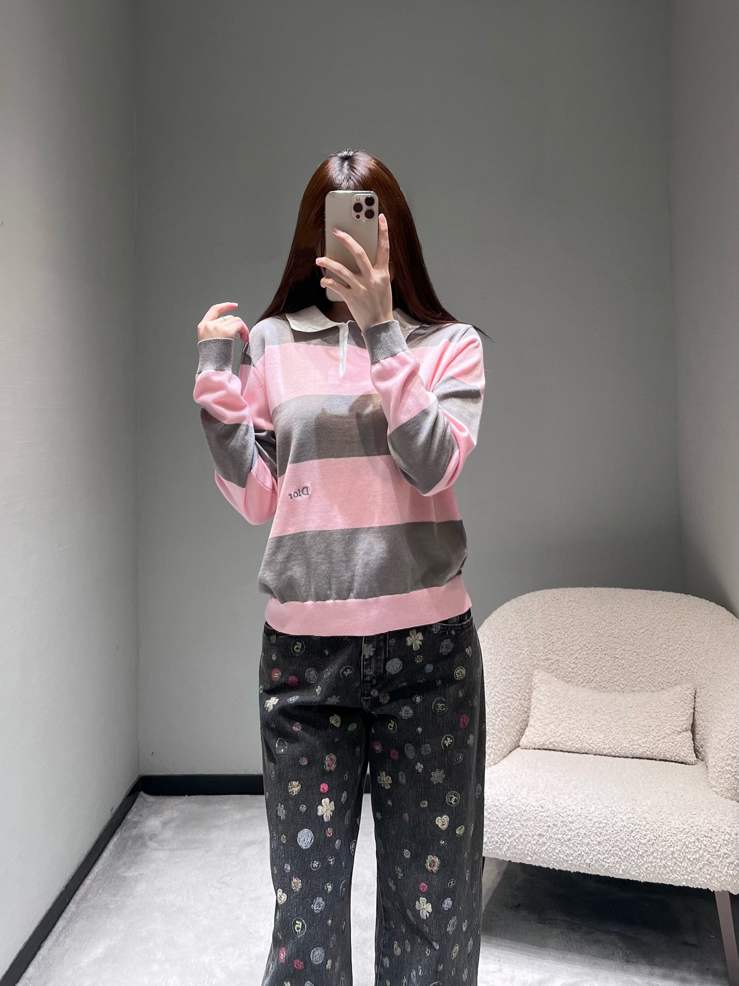 NO:708239,DIO*26SS early spring new product series // Striped polo sweater with classic contrasting stripes and iconic Polo collar design, with elegant and intellectual temperament; the side of the body is embellished with exquisite CD embroidery logo, the workmanship is exquisite, and the details enhance the overall style. High-quality fine knitted fabric, soft to the touch and skin-friendly. SML,, dior,19860909DIO*26SS早春新品系列//条纹polo针织衫经典撞色条纹搭配标志性Polo领设计、自带优雅知性气质；衣身侧位点缀精致的CD刺绣logo,工艺细腻,细节处提升整体穿搭格调.高品质细针织面料,触感柔软亲肤.SML,,dior,,Women's clothing