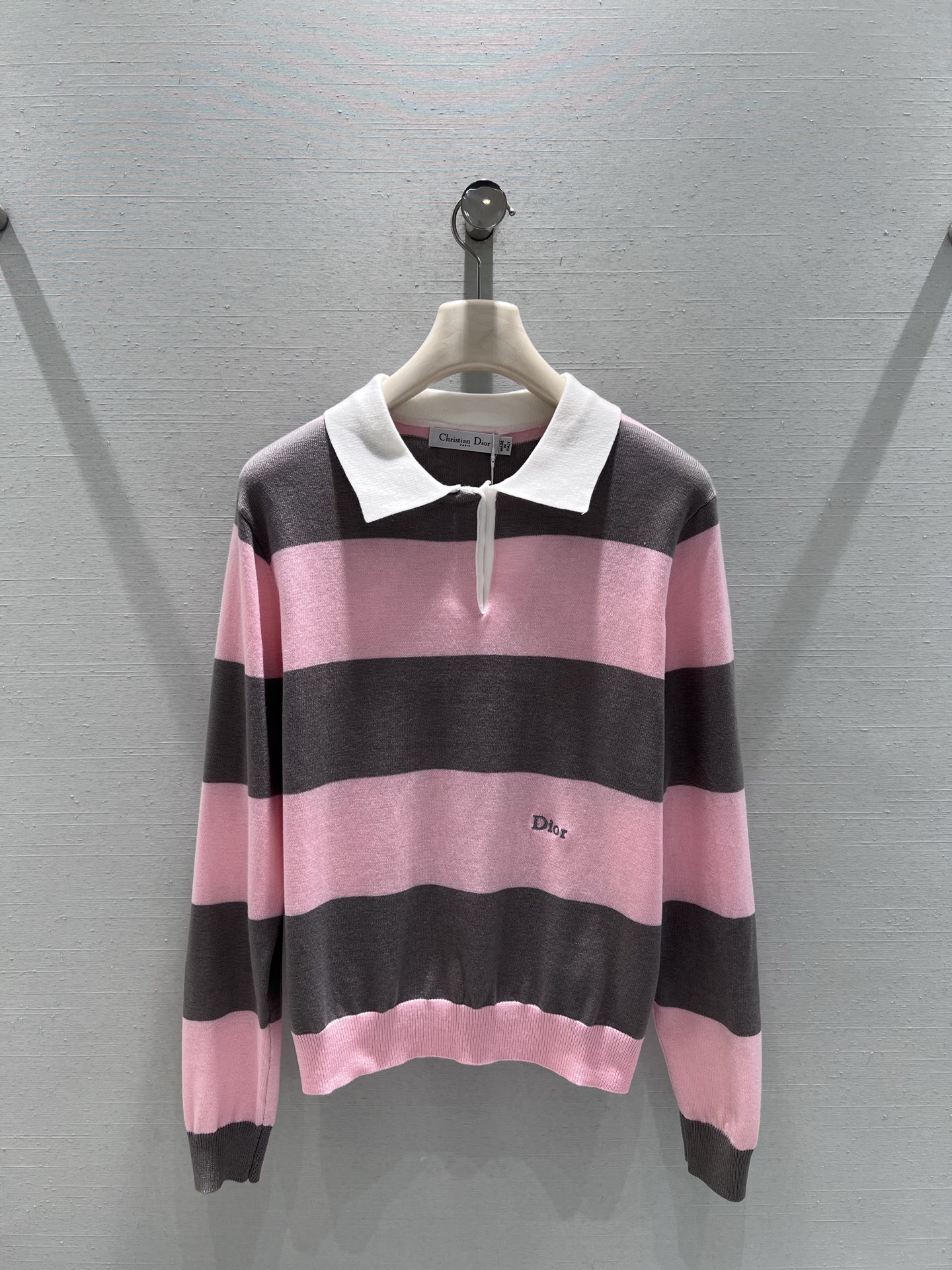 NO:708236,Supports replacement of DIO*26SS early spring new product series // Striped polo sweater with classic contrasting stripes and iconic Polo collar design, with elegant and intellectual temperament; the side of the body is embellished with exquisite CD embroidery logo, the workmanship is exquisite, and the details enhance the overall style. High-quality fine knitted fabric, soft to the touch and skin-friendly. SML real shot details,, dior,19860909支持换款DIO*26SS早春新品系列//条纹polo针织衫经典撞色条纹搭配标志性Polo领设计、自带优雅知性气质；衣身侧位点缀精致的CD刺绣logo,工艺细腻,细节处提升整体穿搭格调.高品质细针织面料,触感柔软亲肤.SML实拍细节,,dior,,Women's clothing