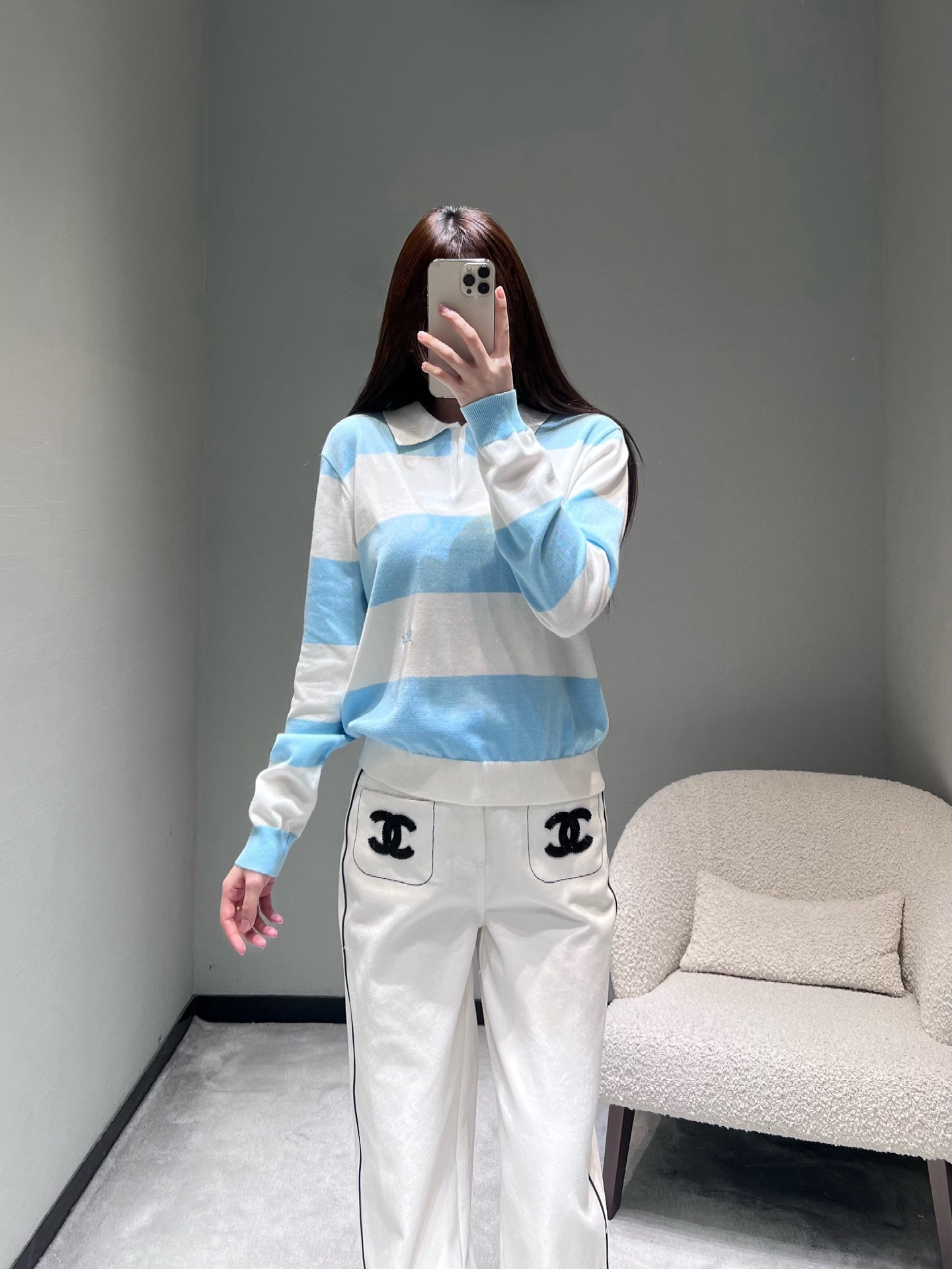 NO:708214,DIO*26SS early spring new product series // Striped polo sweater with classic contrasting stripes and iconic Polo collar design, with elegant and intellectual temperament; the side of the body is embellished with exquisite CD embroidery logo, the workmanship is exquisite, and the details enhance the overall style. High-quality fine knitted fabric, soft to the touch and skin-friendly. SML,, dior,19860909DIO*26SS早春新品系列//条纹polo针织衫经典撞色条纹搭配标志性Polo领设计、自带优雅知性气质；衣身侧位点缀精致的CD刺绣logo,工艺细腻,细节处提升整体穿搭格调.高品质细针织面料,触感柔软亲肤.SML,,dior,,Women's clothing