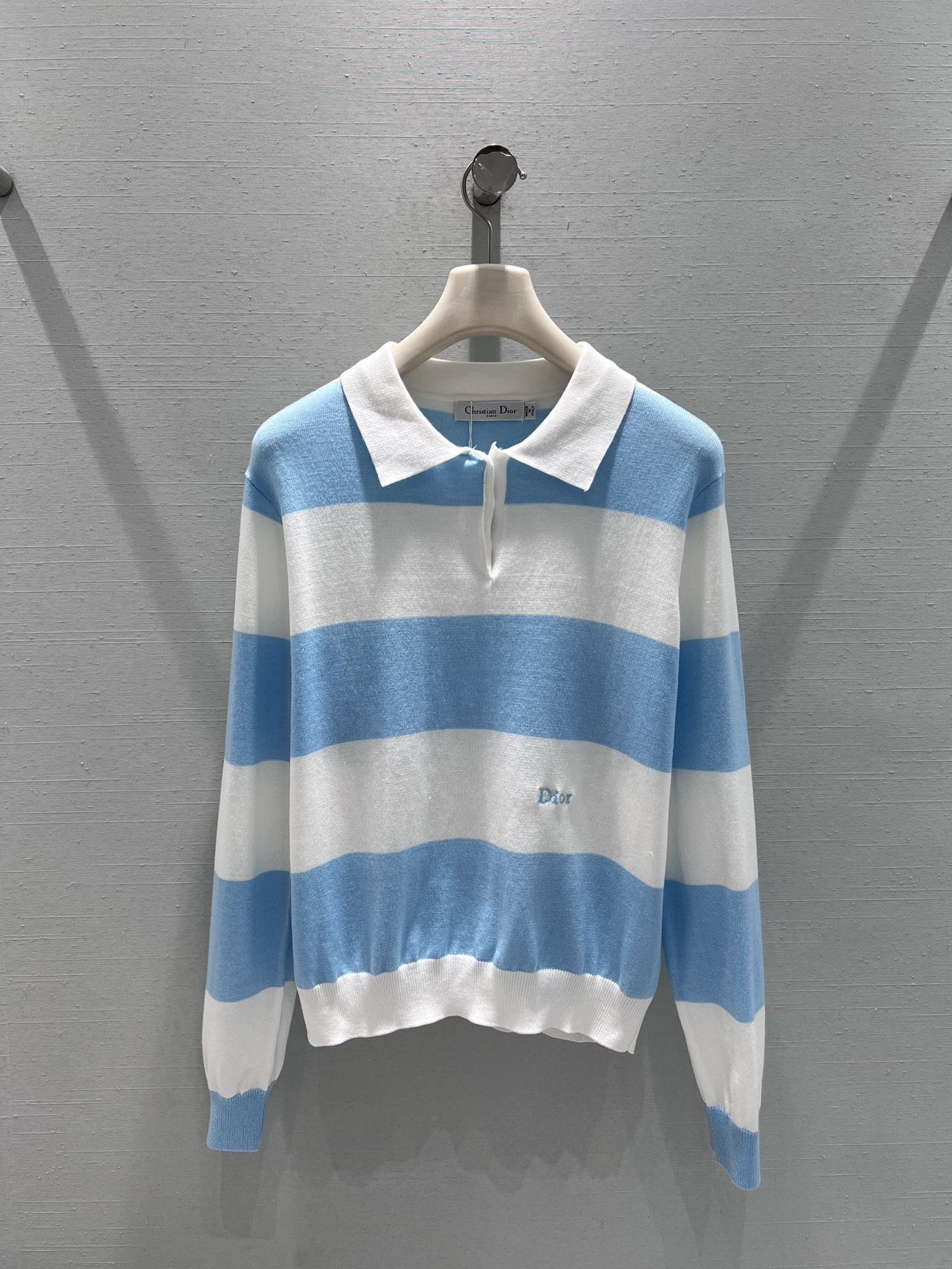 NO:708242,Supports replacement of DIO*26SS early spring new product series // Striped polo sweater with classic contrasting stripes and iconic Polo collar design, with elegant and intellectual temperament; the side of the body is embellished with exquisite CD embroidery logo, the workmanship is exquisite, and the details enhance the overall style. High-quality fine knitted fabric, soft to the touch and skin-friendly. SML real shot details,, dior,19860909支持换款DIO*26SS早春新品系列//条纹polo针织衫经典撞色条纹搭配标志性Polo领设计、自带优雅知性气质；衣身侧位点缀精致的CD刺绣logo,工艺细腻,细节处提升整体穿搭格调.高品质细针织面料,触感柔软亲肤.SML实拍细节,,dior,,Women's clothing