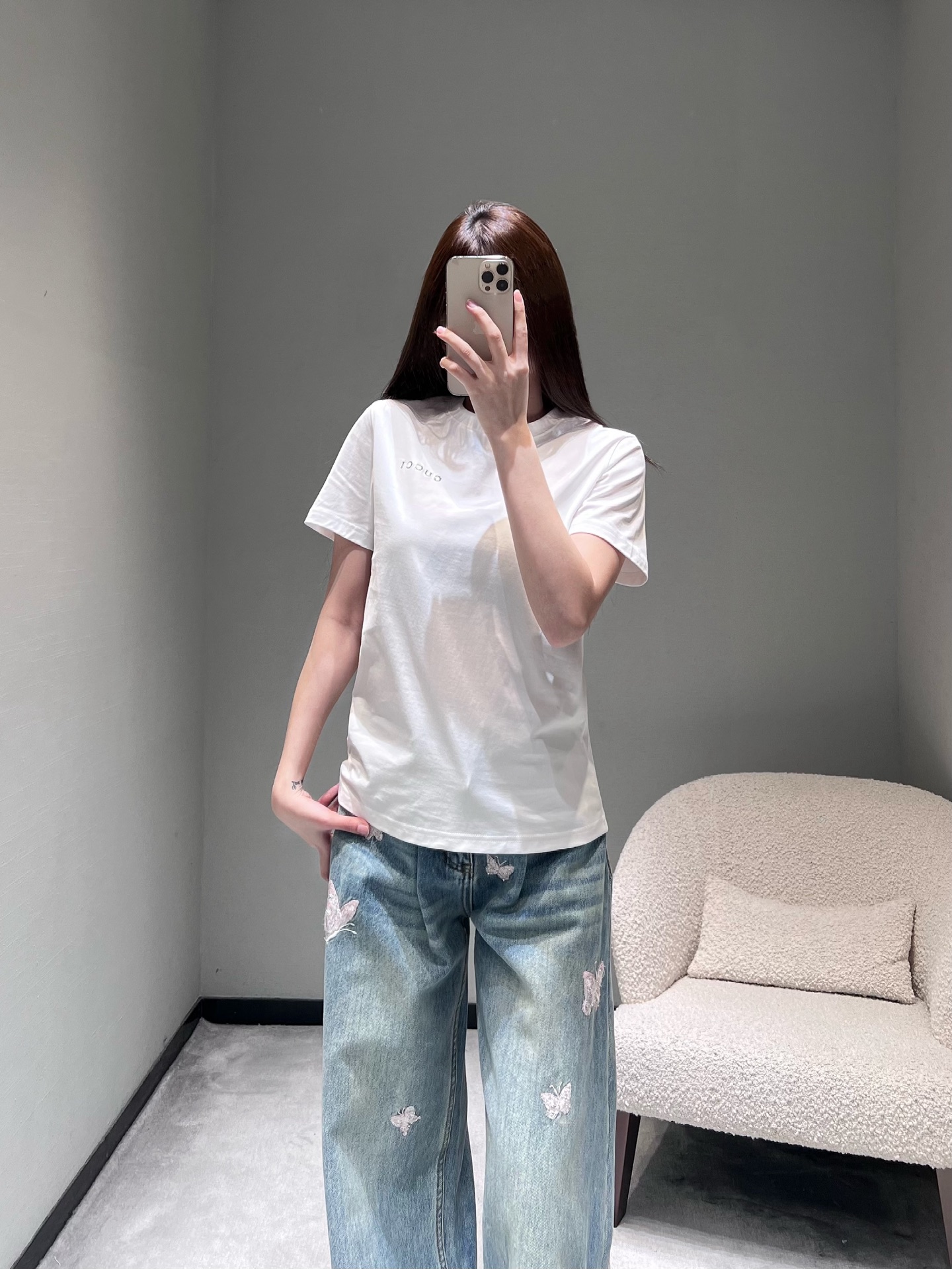 NO:708220,GUCC*2026SS early spring new series // Letter short-sleeved T-shirt with classic small letter logo embroidered on the chest, round neck basic version, slightly translucent and soft high-quality cotton material, simple yet low-key, with texture in the details. Black, white and gray SML,, gucci, T-shirt, tees, t-shirt,19860909GUCC*2026SS早春上新系列//字母短袖T恤胸前刺绣经典小字母logo,圆领基础版型,微透柔软的高质感棉料,简约中透着低调,细节处显质感.黑白灰两色 SML,,gucci,T-shirt,tees，t-shirt,,Women's clothing