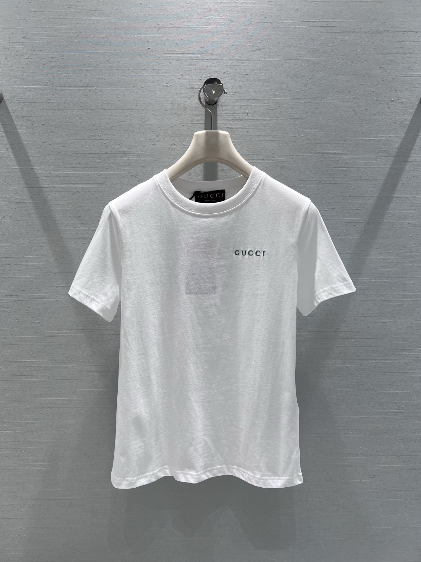 NO:708217,Support for exchange GUCC*2026SS early spring new series // Letter short-sleeved T-shirt with classic small letter logo embroidered on the chest, round neck basic version, slightly translucent and soft high-quality cotton material, simple yet low-key, with texture in the details. Black and white and gray SML real shot details,, gucci, T-shirt, tees, t-shirt,19860909支持换款GUCC*2026SS早春上新系列//字母短袖T恤胸前刺绣经典小字母logo,圆领基础版型,微透柔软的高质感棉料,简约中透着低调,细节处显质感.黑白灰两色 SML实拍细节,,gucci,T-shirt,tees，t-shirt,,Women's clothing