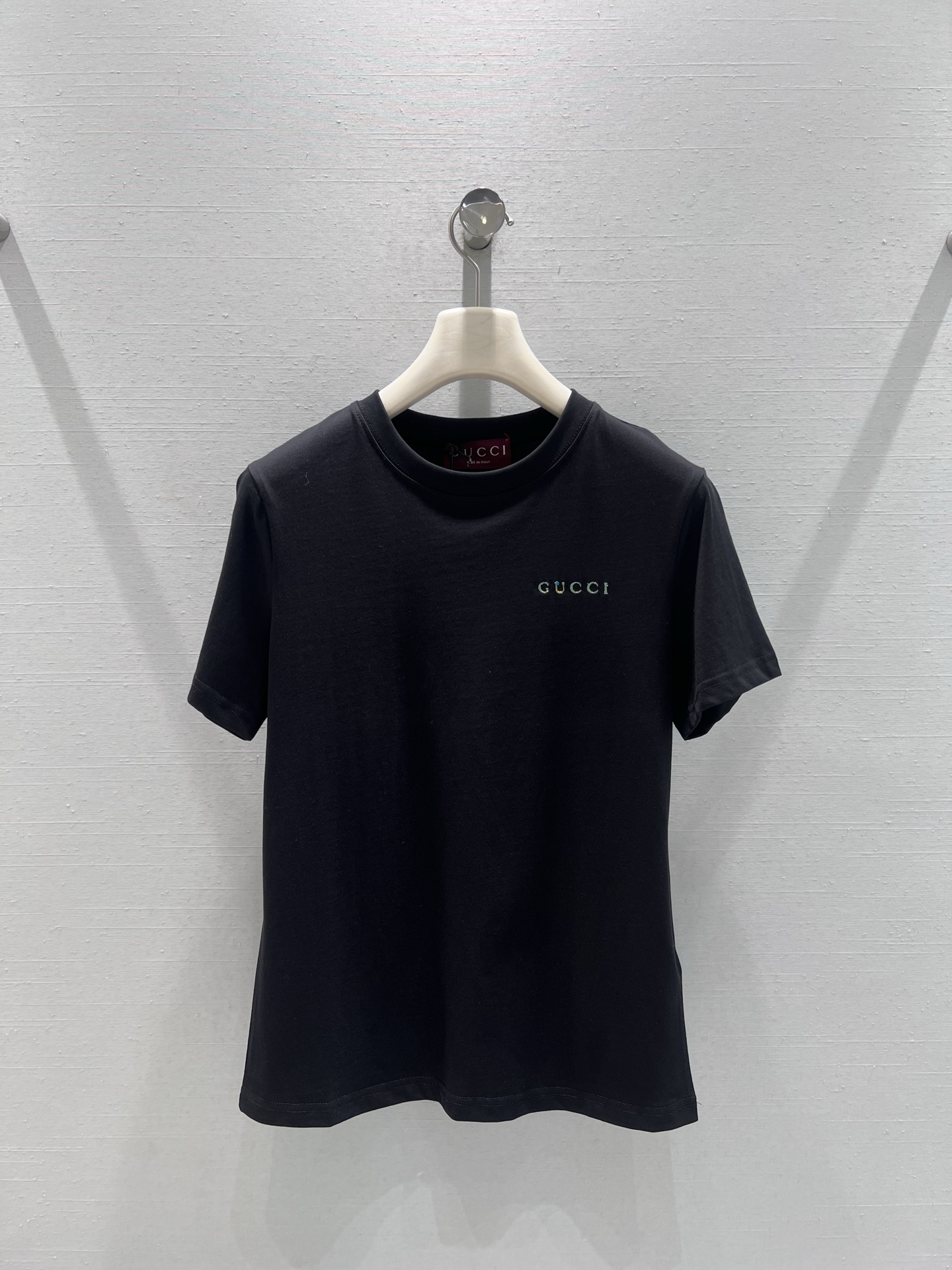 NO:708222,Support for exchange GUCC*2026SS early spring new series // Letter short-sleeved T-shirt with classic small letter logo embroidered on the chest, round neck basic version, slightly translucent and soft high-quality cotton material, simple yet low-key, with texture in the details. Black and white and gray SML real shot details,, gucci, T-shirt, tees, t-shirt,19860909支持换款GUCC*2026SS早春上新系列//字母短袖T恤胸前刺绣经典小字母logo,圆领基础版型,微透柔软的高质感棉料,简约中透着低调,细节处显质感.黑白灰两色 SML实拍细节,,gucci,T-shirt,tees，t-shirt,,Women's clothing