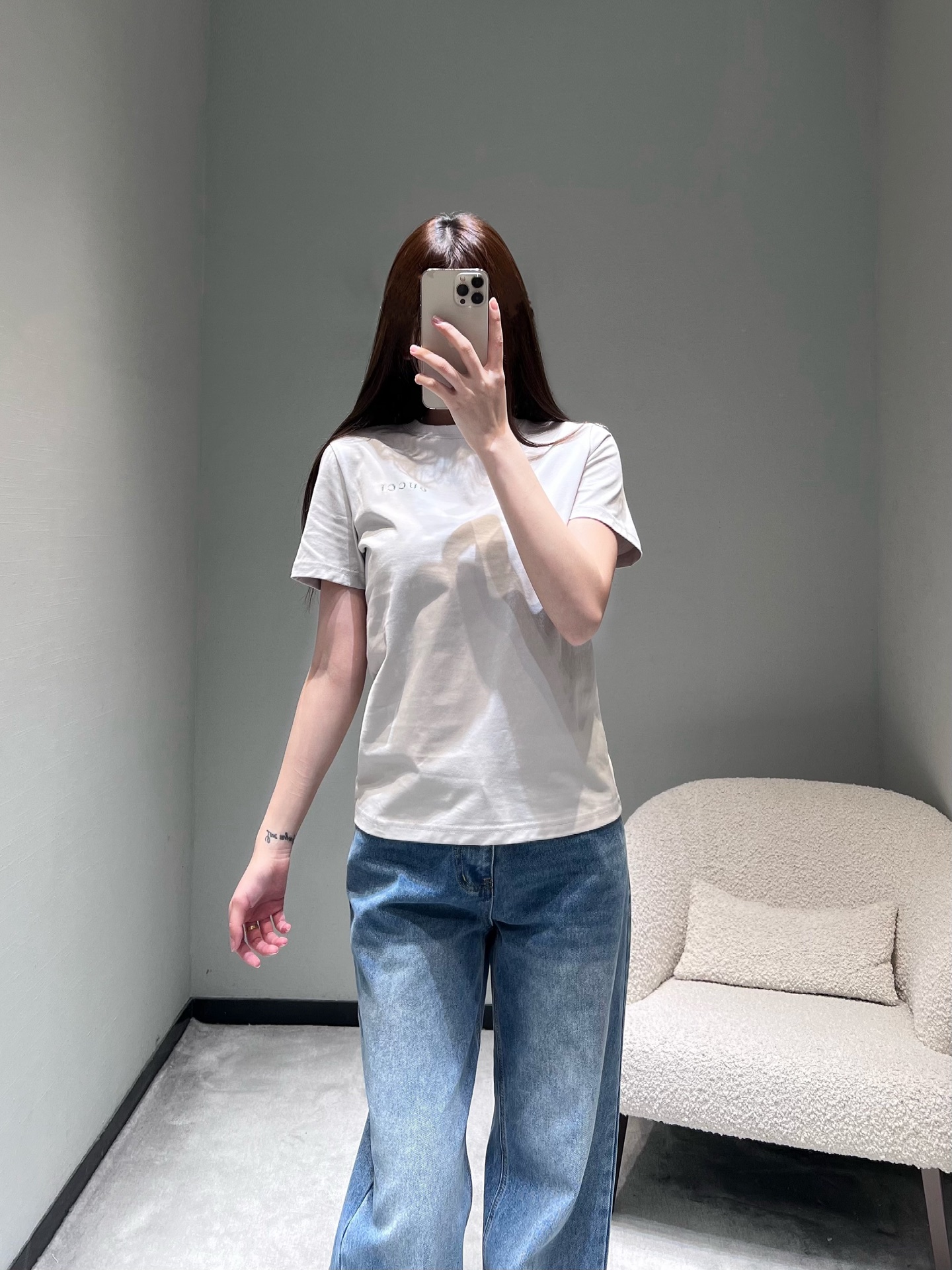 NO:708233,GUCC*2026SS early spring new series // Letter short-sleeved T-shirt with classic small letter logo embroidered on the chest, round neck basic version, slightly translucent and soft high-quality cotton material, simple yet low-key, with texture in the details. Black, white and gray SML,, gucci, T-shirt, tees, t-shirt,19860909GUCC*2026SS早春上新系列//字母短袖T恤胸前刺绣经典小字母logo,圆领基础版型,微透柔软的高质感棉料,简约中透着低调,细节处显质感.黑白灰两色 SML,,gucci,T-shirt,tees，t-shirt,,Women's clothing