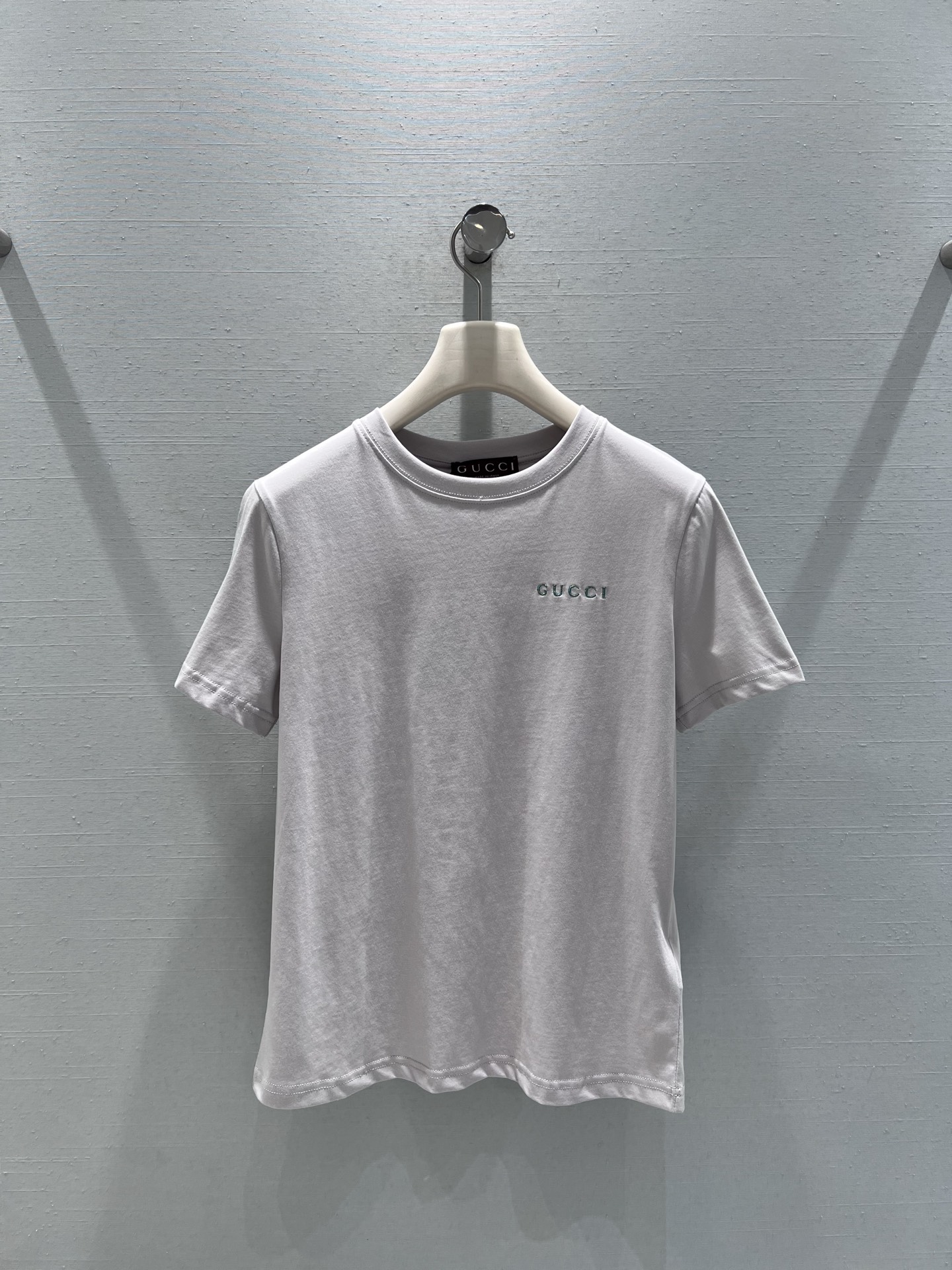 NO:708229,Support for exchange GUCC*2026SS early spring new series // Letter short-sleeved T-shirt with classic small letter logo embroidered on the chest, round neck basic version, slightly translucent and soft high-quality cotton material, simple yet low-key, with texture in the details. Black and white and gray SML real shot details,, gucci, T-shirt, tees, t-shirt,19860909支持换款GUCC*2026SS早春上新系列//字母短袖T恤胸前刺绣经典小字母logo,圆领基础版型,微透柔软的高质感棉料,简约中透着低调,细节处显质感.黑白灰两色 SML实拍细节,,gucci,T-shirt,tees，t-shirt,,Women's clothing