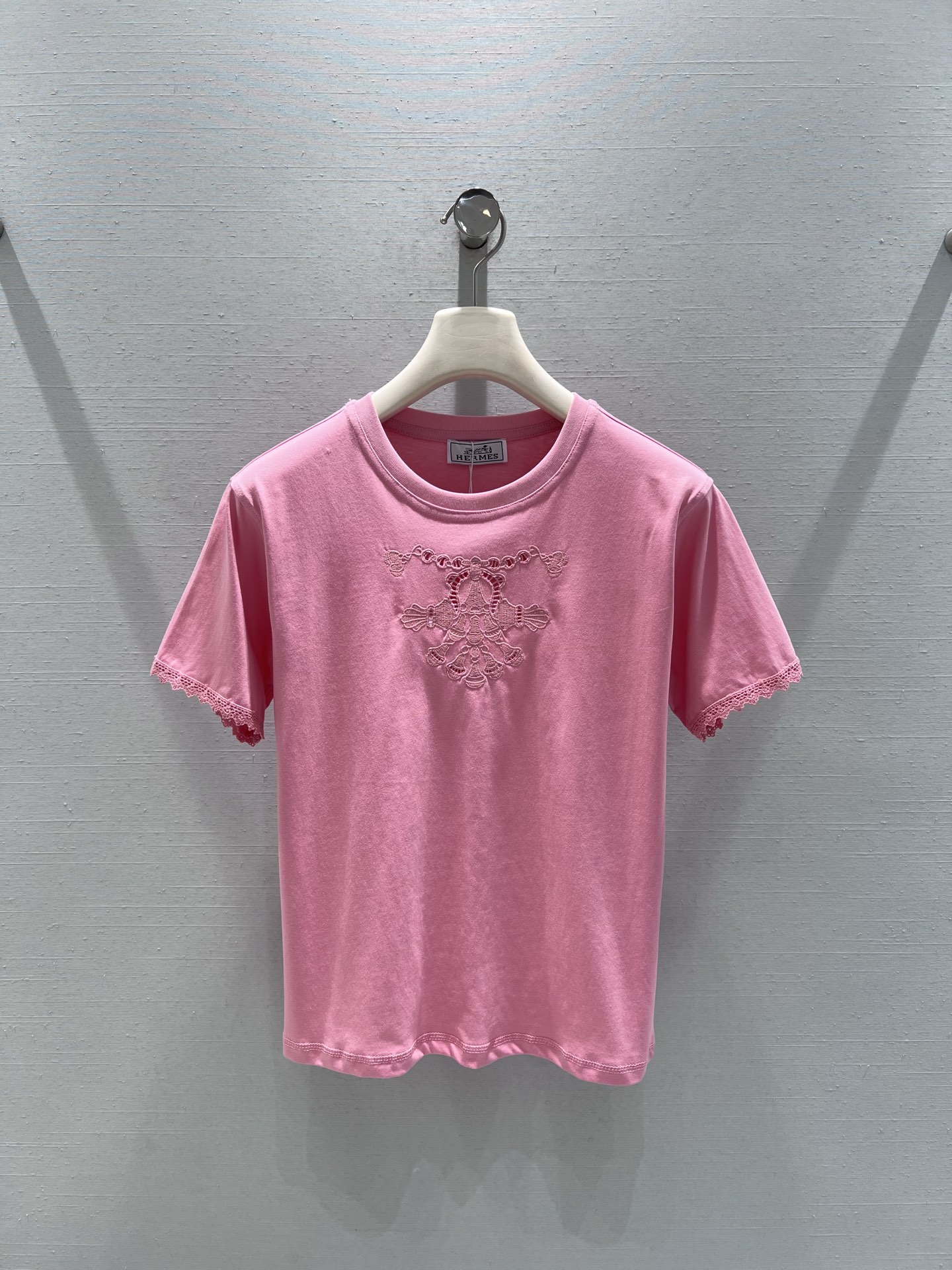 NO:708563,Support exchange Herm*s2026SS early spring new product series // Lace hollow embroidery short-sleeved T-shirt uses three-dimensional lace embroidery design on the chest, the pattern is delicate and three-dimensional, adding soft and delicate femininity; the lace details on the cuffs make the simple version more layered. SML real shot details, hermes, T-shirt, tees, t-shirt,19860909支持换款Herm*s2026SS早春新品系列//蕾丝镂空刺绣短袖T恤胸口位置采用立体蕾丝刺绣设计,花纹细腻立体,增添柔美精致的女性气质；袖口处花边细节,让简约版型更具层次感.SML实拍细节,,hermes,T-shirt,tees，t-shirt,,Women's clothing