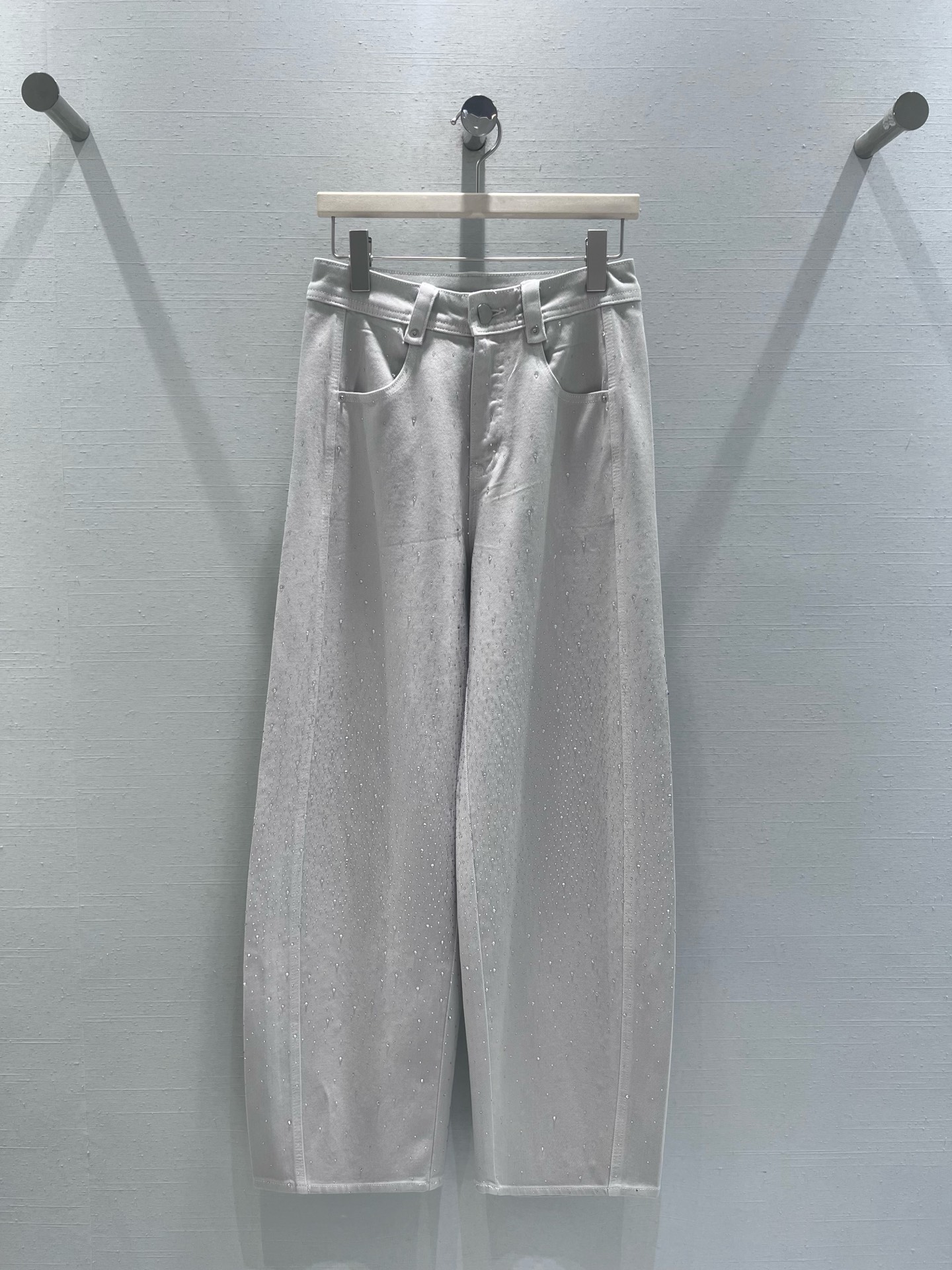 NO:708567,Support exchange for 2026 SS early spring new product series // The body of silver glitter wide-leg jeans is integrated with delicate silver glitter decoration, showing a low-key and dazzling luster under the light; the high-waisted wide-leg version elongates the body proportions; the high-quality denim fabric is selected, the texture is crisp but not stiff, and has a good drape feeling. SML real shot details,,jeans,19860909支持换款2026SS早春新品系列//银闪阔腿牛仔裤裤身融入细腻银闪装饰,在光线下呈现出低调又亮眼的光泽感；高腰阔腿版型、拉长身材比例；选用高品质牛仔面料,质地挺括却不僵硬,兼具良好的垂坠感.SML实拍细节,,jeans,,Women's clothing