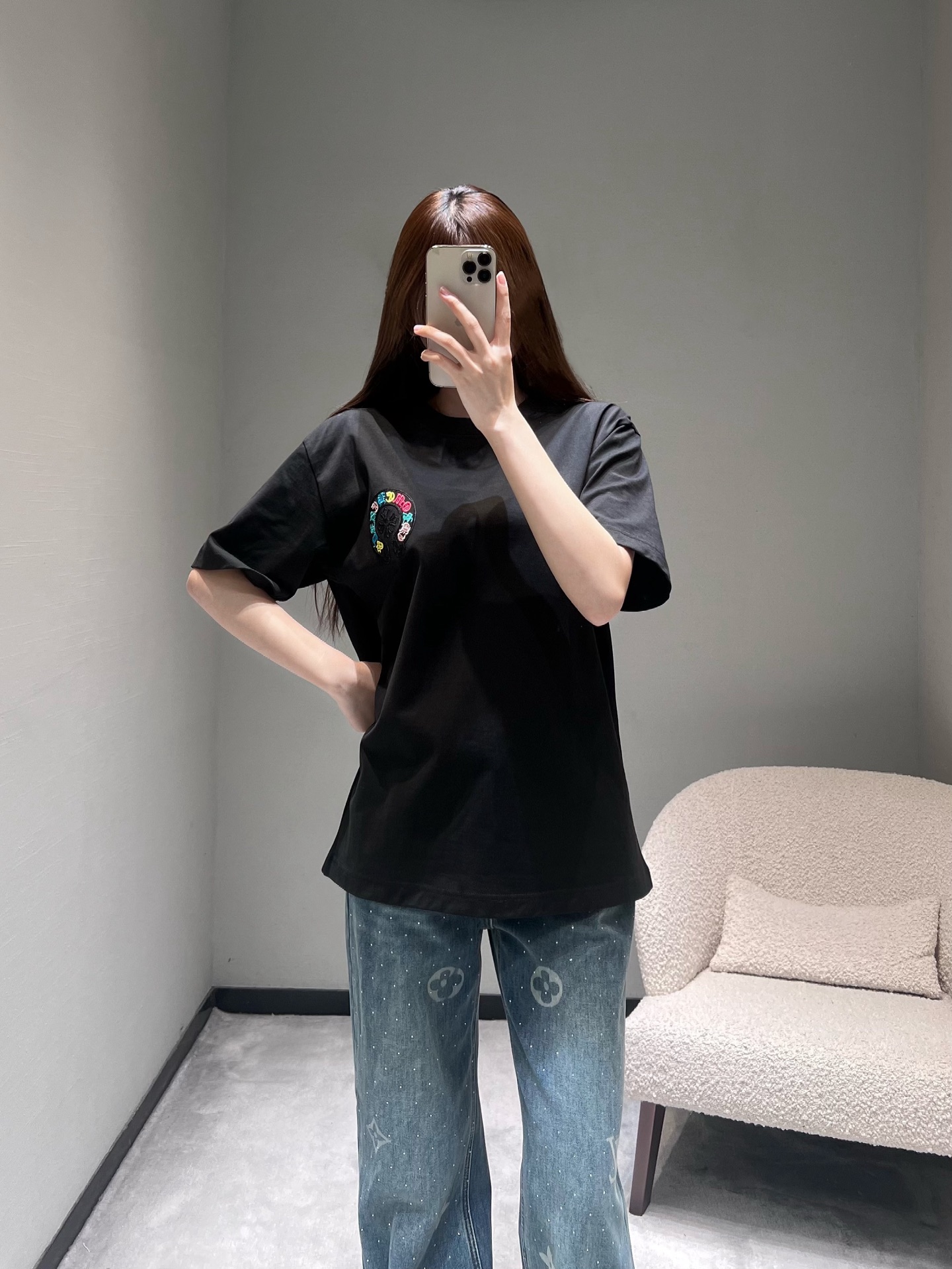 NO:708572,chrom*he*rts early spring series // Color badge short-sleeved T-shirt with color badge print on the chest. The pattern combines geometry, letters and interesting symbol elements. The color matching is bright but not cluttered; the loose version has good tolerance for various body shapes, creating a relaxed and trendy wear effect. SML,, chrome hearts, T-shirt, tees, t-shirt,19860909chrom*he*rts克罗早春系列//彩色徽章短袖T恤胸口刺绣彩色徽章印花,图案融合几何、字母与趣味符号元素,色彩搭配鲜明却不杂乱；宽松版型对各种身形都有良好的包容度,打造松弛的潮流穿搭效果.SML,,chrome hearts,T-shirt,tees，t-shirt,,Women's clothing