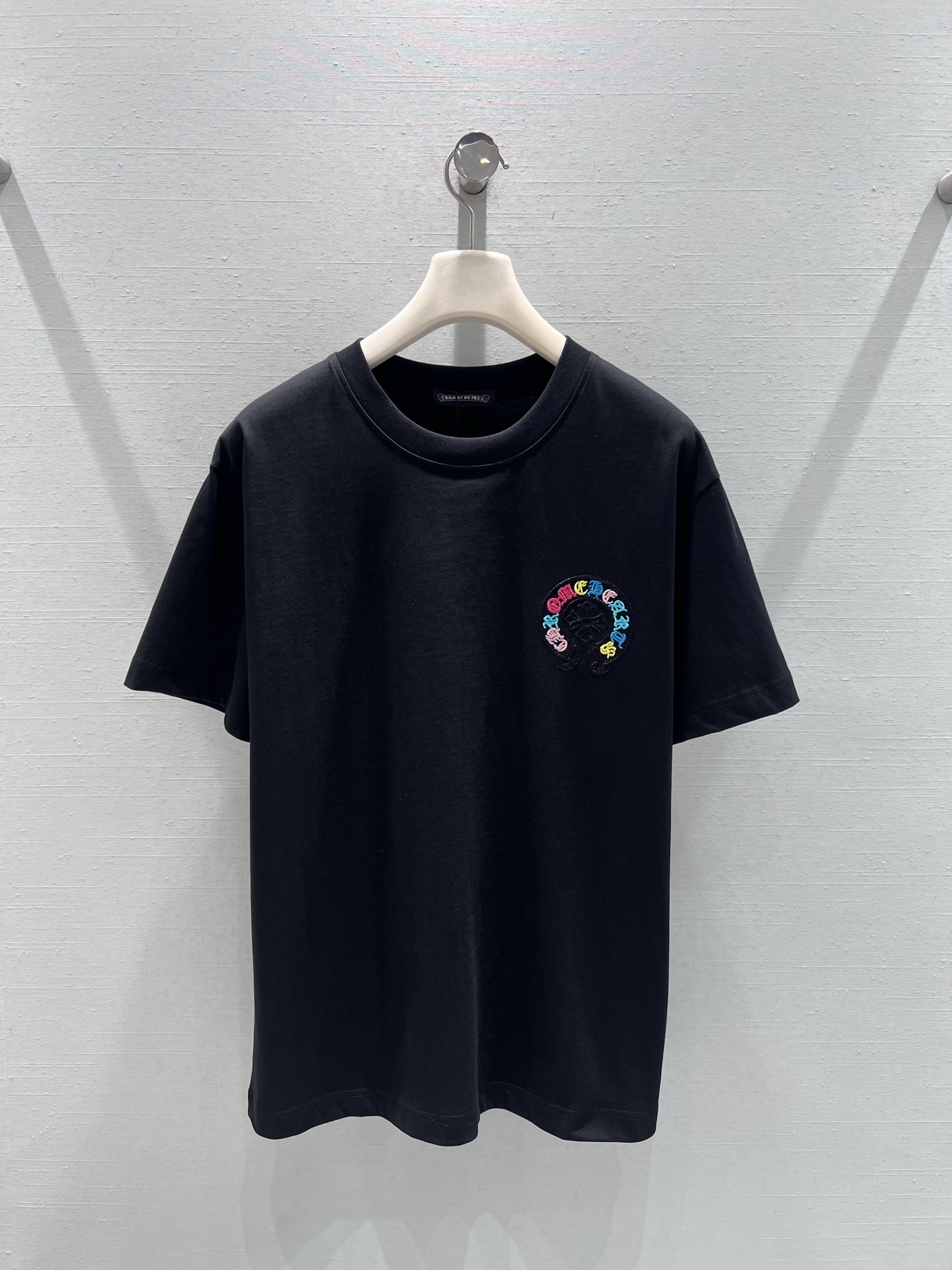 NO:708570,Supports exchange of styles chrom*he*rts Crow Early Spring Series // Color badge short-sleeved T-shirt with color badge print on the chest, the pattern combines geometry, letters and interesting symbol elements, the color matching is bright but not cluttered; the loose version has good tolerance for various body shapes, creating a relaxed trendy wear effect. SML real shot details, chrome hearts, T-shirt, tees, t-shirt,19860909支持换款 chrom*he*rts克罗早春系列//彩色徽章短袖T恤胸口刺绣彩色徽章印花,图案融合几何、字母与趣味符号元素,色彩搭配鲜明却不杂乱；宽松版型对各种身形都有良好的包容度,打造松弛的潮流穿搭效果.SML实拍细节,,chrome hearts,T-shirt,tees，t-shirt,,Women's clothing