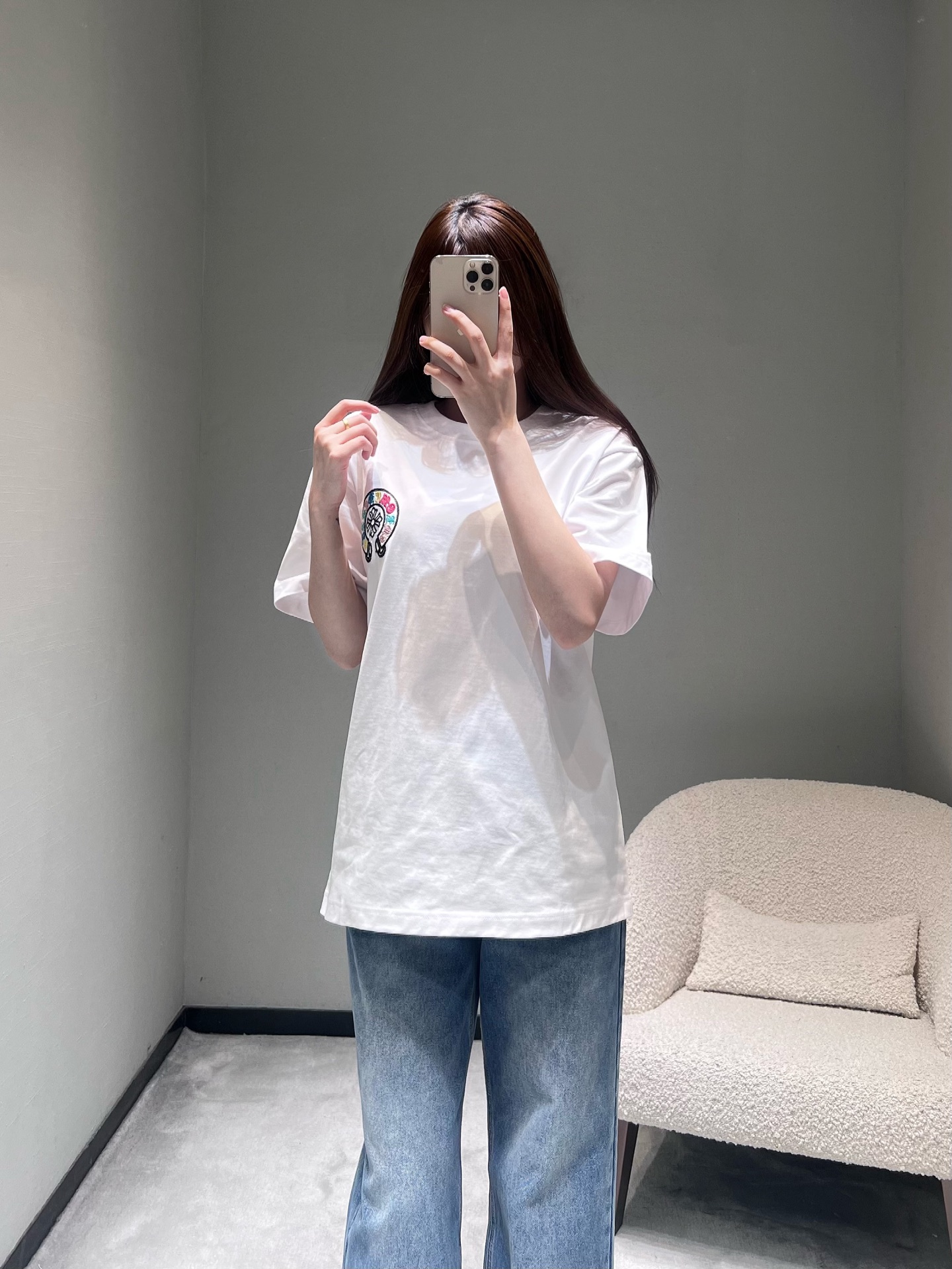 NO:708575,chrom*he*rts early spring series // Color badge short-sleeved T-shirt with color badge print on the chest. The pattern combines geometry, letters and interesting symbol elements. The color matching is bright but not cluttered; the loose version has good tolerance for various body shapes, creating a relaxed and trendy wear effect. SML,, chrome hearts, T-shirt, tees, t-shirt,19860909chrom*he*rts克罗早春系列//彩色徽章短袖T恤胸口刺绣彩色徽章印花,图案融合几何、字母与趣味符号元素,色彩搭配鲜明却不杂乱；宽松版型对各种身形都有良好的包容度,打造松弛的潮流穿搭效果.SML,,chrome hearts,T-shirt,tees，t-shirt,,Women's clothing