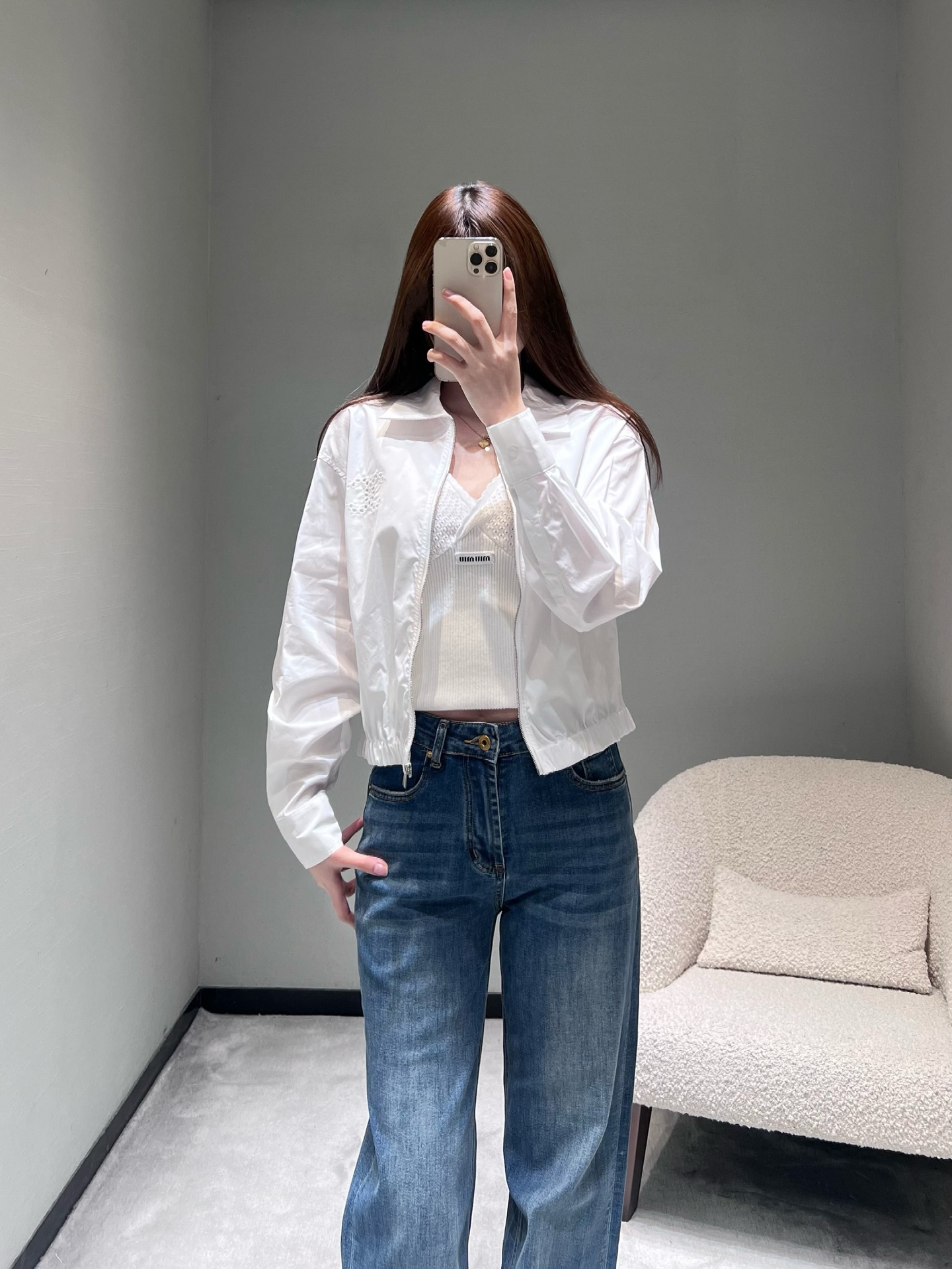 NO:708579,Chan*L 2026SS early spring new product series // The hollow silhouette shirt jacket lapel design is super age-reducing, minimalist design style, the highlight is the double C letter logo with the hollow design on the chest, the full zipper style is easy to wear and can be matched with any combination. High-density cotton blended fabric, stiff and anti-wrinkle, the fabric is light but not soft, and can perfectly support the silhouette of the jacket. SML,,chanel,jackets & coats,shirts,19860909Chan*L 2026SS早春新品系列//镂空廓形衬衫外套翻领设计超级减龄,极简设计风格,亮点聚焦胸前镂空设计的双C字母logo,全拉链款式穿搭方便,任意搭配.高密棉质混纺面料,挺括抗皱性,面料轻薄却不软塌,能完美撑起外套的廓形.SML,,chanel,jackets & coats,shirts,,Women's clothing