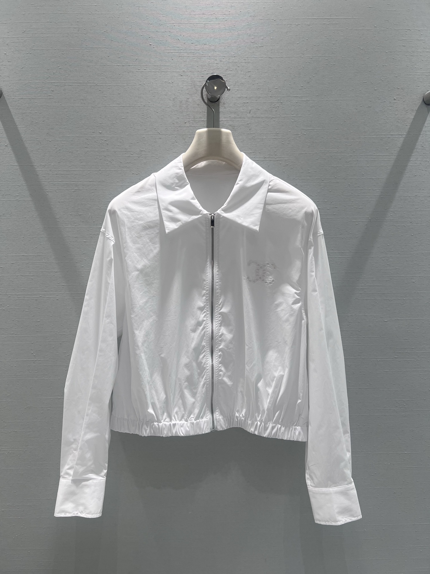 NO:708576,Support exchange Chan*L 2026SS early spring new product series // The hollow silhouette shirt jacket lapel design is super age-reducing, minimalist design style, the highlight is the double C letter logo with the hollow design on the chest, the full zipper style is easy to wear and can be matched with any combination. High-density cotton blended fabric, stiff and anti-wrinkle, the fabric is light but not soft, and can perfectly support the silhouette of the jacket. SML real shot details, chanel, jackets & coats, shirts,19860909支持换款Chan*L 2026SS早春新品系列//镂空廓形衬衫外套翻领设计超级减龄,极简设计风格,亮点聚焦胸前镂空设计的双C字母logo,全拉链款式穿搭方便,任意搭配.高密棉质混纺面料,挺括抗皱性,面料轻薄却不软塌,能完美撑起外套的廓形.SML实拍细节,,chanel,jackets & coats,shirts,,Women's clothing