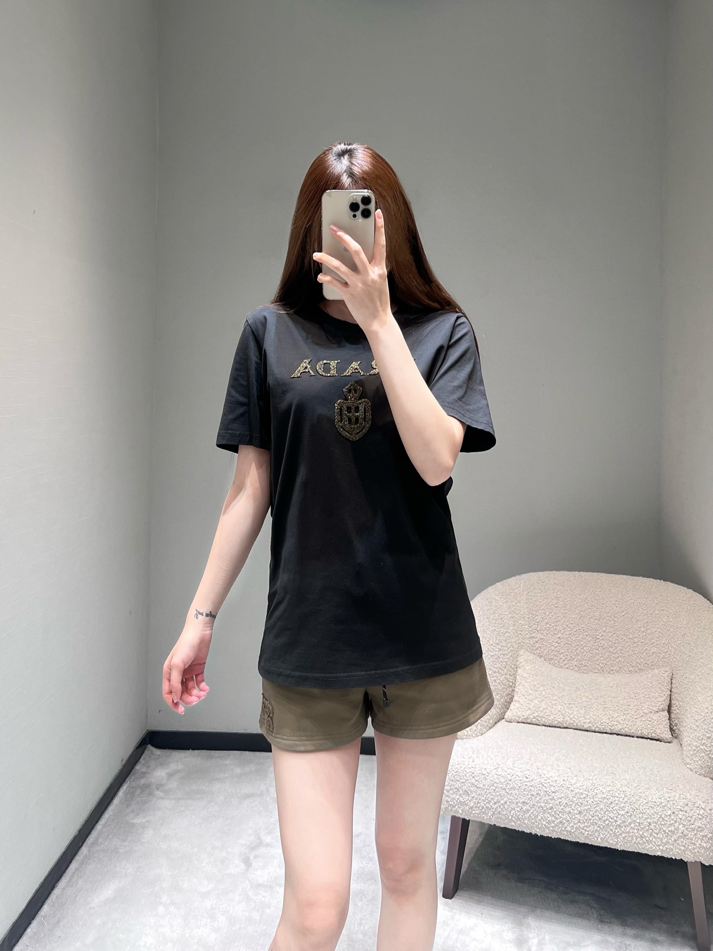 NO:708583,PRAD*2026SS early spring new product series // PD three-dimensional letter short-sleeved T-shirt uses three-dimensional relief and craftsmanship to create a badge pattern on the chest. The badge details reproduce the brand's classic aesthetics; high-count combed cotton fabric, with a soft and skin-friendly touch and a crisp fit, with excellent breathability and sweat absorption. SML,, prada, T-shirt, tees, t-shirt,19860909PRAD*2026SS早春新品系列//PD立体字母短袖T恤胸前采用立体浮雕、工艺打造徽章图案,徽章细节复刻品牌经典美学；高支精梳棉面料,兼具柔软亲肤的触感与挺括的版型度,透气吸汗性优异.SML,,prada,T-shirt,tees，t-shirt,,Women's clothing