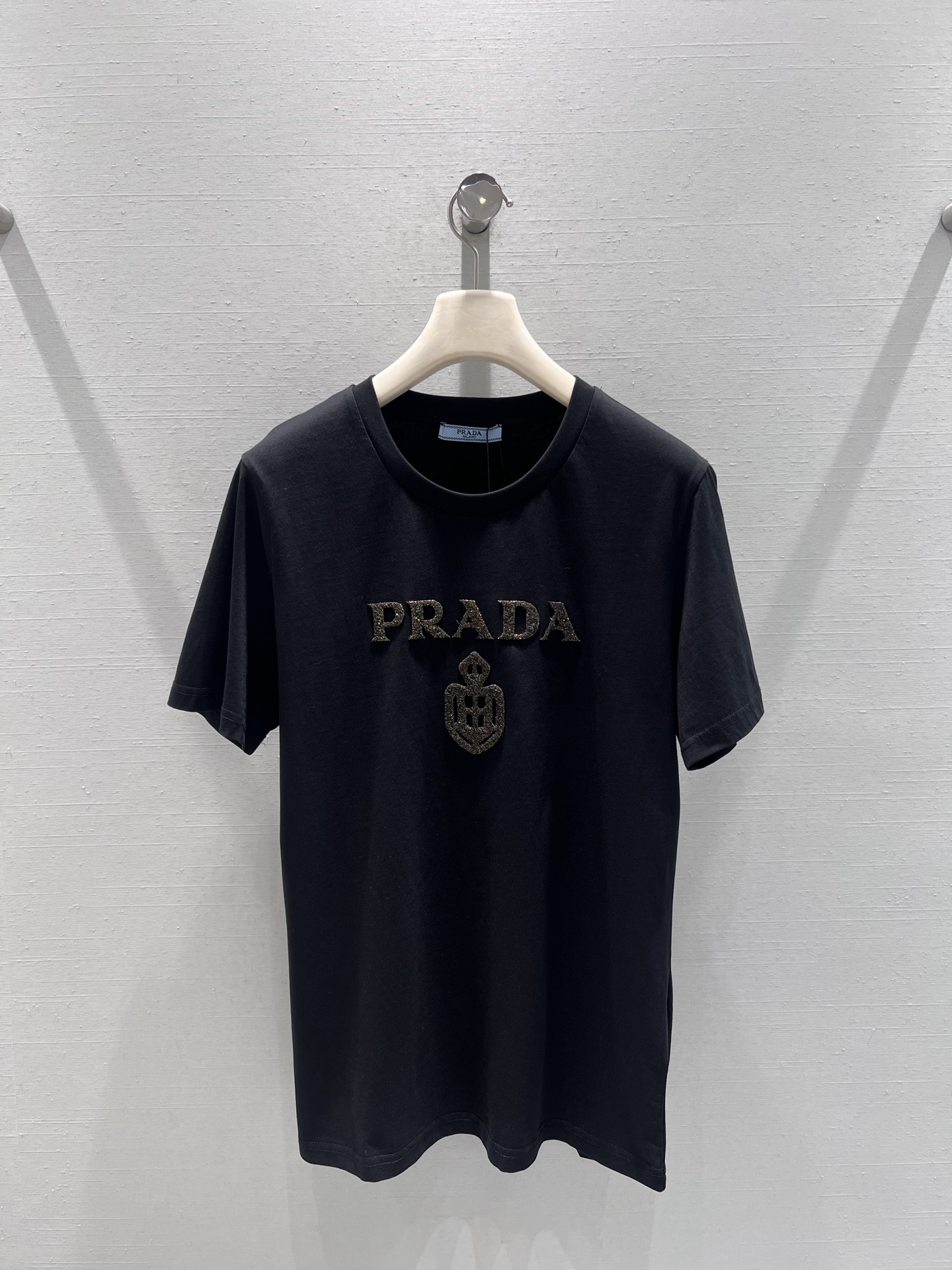 NO:760768,Support exchange PRAD*2026SS early spring new product series //PD three-dimensional letter short-sleeved T-shirt with three-dimensional relief and craftsmanship to create the badge pattern on the chest. The badge details reproduce the brand's classic aesthetics; high-count combed cotton fabric, with both soft and skin-friendly touch and crisp fit, excellent breathability and sweat absorption. SML real shot details, prada, T-shirt, tees, t-shirt,19860909支持换款PRAD*2026SS早春新品系列//PD立体字母短袖T恤胸前采用立体浮雕、工艺打造徽章图案,徽章细节复刻品牌经典美学；高支精梳棉面料,兼具柔软亲肤的触感与挺括的版型度,透气吸汗性优异.SML实拍细节,,prada,T-shirt,tees，t-shirt,,Women's clothing