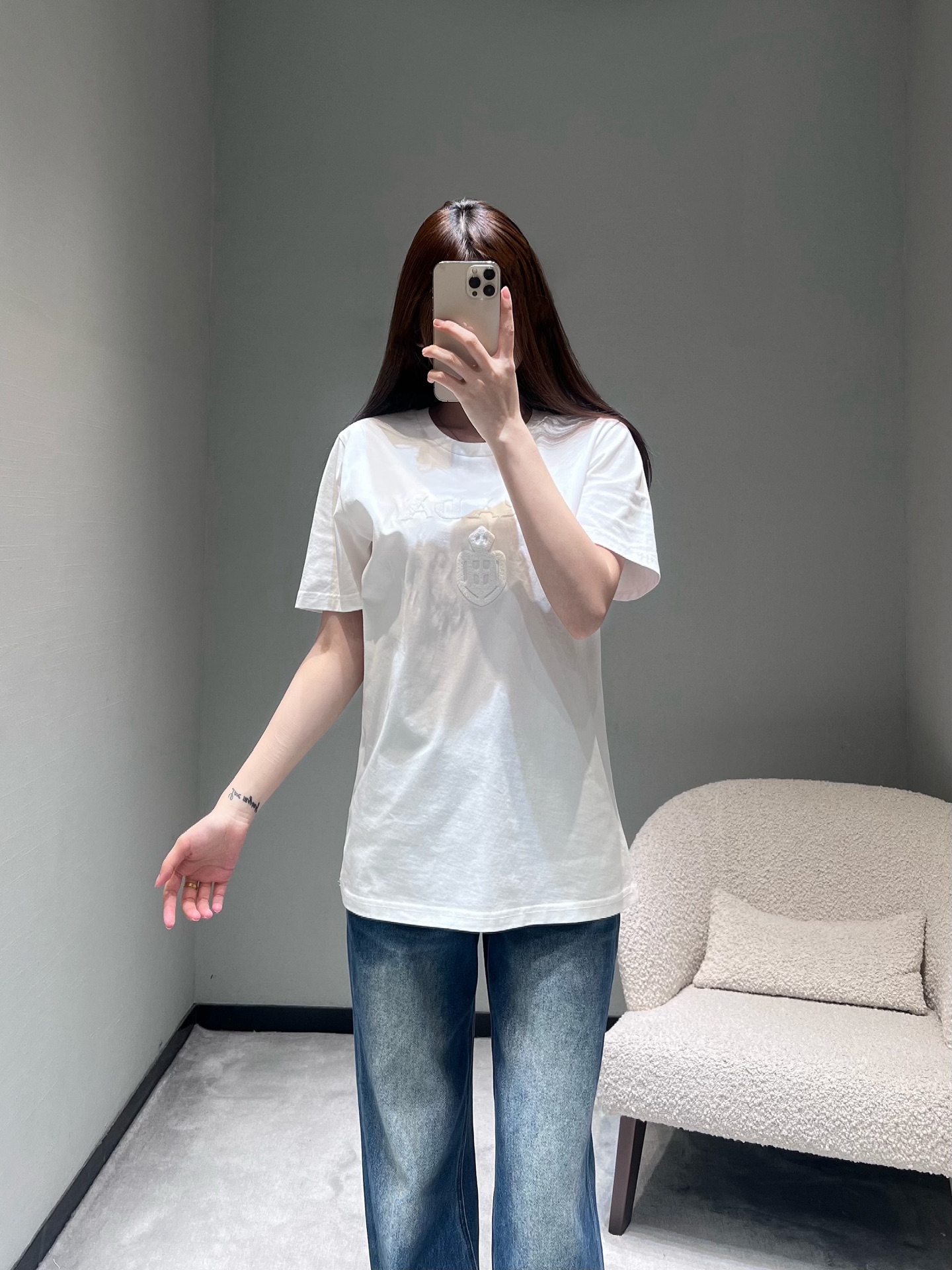 NO:708589,PRAD*2026SS early spring new product series // PD three-dimensional letter short-sleeved T-shirt uses three-dimensional relief and craftsmanship to create a badge pattern on the chest. The badge details reproduce the brand's classic aesthetics; high-count combed cotton fabric, with a soft and skin-friendly touch and a crisp fit, with excellent breathability and sweat absorption. SML,, prada, T-shirt, tees, t-shirt,19860909PRAD*2026SS早春新品系列//PD立体字母短袖T恤胸前采用立体浮雕、工艺打造徽章图案,徽章细节复刻品牌经典美学；高支精梳棉面料,兼具柔软亲肤的触感与挺括的版型度,透气吸汗性优异.SML,,prada,T-shirt,tees，t-shirt,,Women's clothing