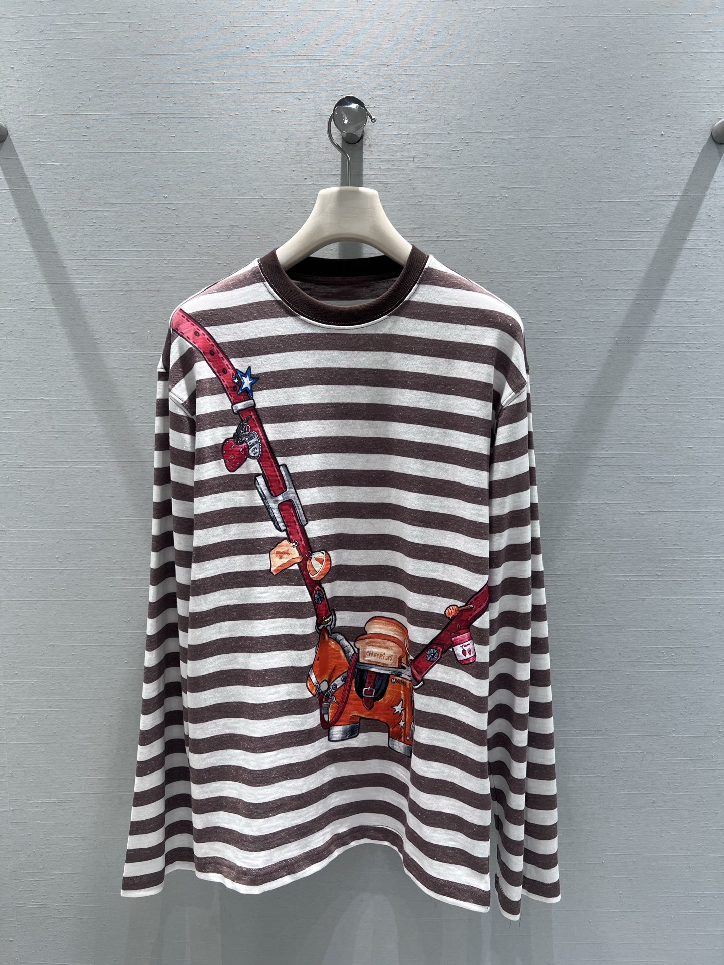 NO:708593,Supports exchange CHEER*UPi*26SS early spring new series // Zhou Shen's same style retro striped three-dimensional decorative long-sleeved top is designed with wide stripes, and the collar is a contrasting ribbed round neck; the technology of combining patches and three-dimensional pendants creates the visual effect of 'crossbody accessories', with metal star logos, leather straps, cartoon elements, etc., rich in layers and full of fun. SML real shot details,,19860909支持换款 CHEER*UPi*26SS早春新款系列//周深同款复古条纹立体装饰长袖上衣采用宽条纹拼接设计,领口为撞色罗纹圆领；贴布与立体挂件结合的工艺,打造出“斜挎配饰”的视觉效果,配饰金属星标、皮质挂带、卡通元素等,层次丰富且充满趣味.SML实拍细节,,,Women's clothing