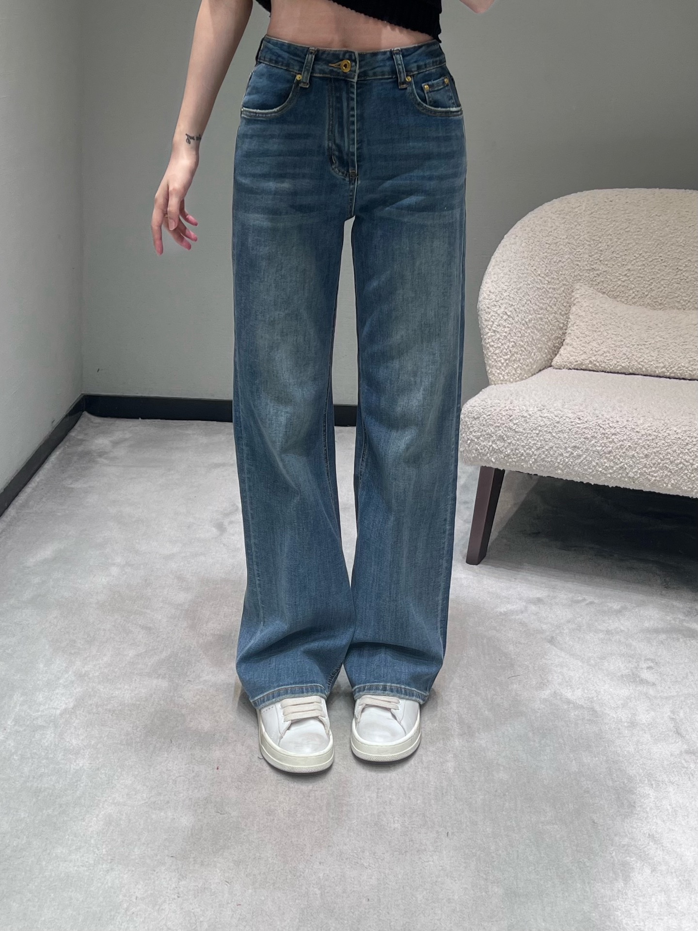 NO:708584,LOEW* 2026 new early spring series // The retro blue straight-leg denim trousers fabric is pre-washed and treated with water. The texture is not hard. The retro-worn washed blue tone is high-waisted and straight-cut. The trousers are neatly straight from top to bottom, with a retro atmosphere. SML,,loewe,19860909LOEW*2026早春上新系列//复古蓝直筒牛仔长裤面料预洗水工艺处理,质地不坚硬复古做旧的水洗蓝调采用高腰直筒剪裁,裤型从上至下呈利落直线型,自带复古氛围感 SML,,loewe,,Women's clothing