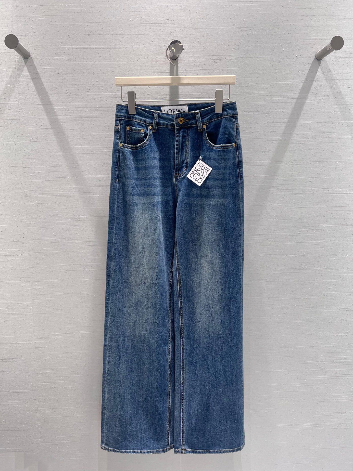 NO:708580,Supports replacement of LOEW* 2026 early spring new series // The retro blue straight-leg denim trousers fabric is pre-washed and treated with water. The texture is not hard. The retro-worn washed blue tone is high-waisted and straight-cut. The trousers are neatly linear from top to bottom, with a retro atmosphere. SML real shot details,, loewe,19860909支持换款LOEW*2026早春上新系列//复古蓝直筒牛仔长裤面料预洗水工艺处理,质地不坚硬复古做旧的水洗蓝调采用高腰直筒剪裁,裤型从上至下呈利落直线型,自带复古氛围感 SML实拍细节,,loewe,,Women's clothing