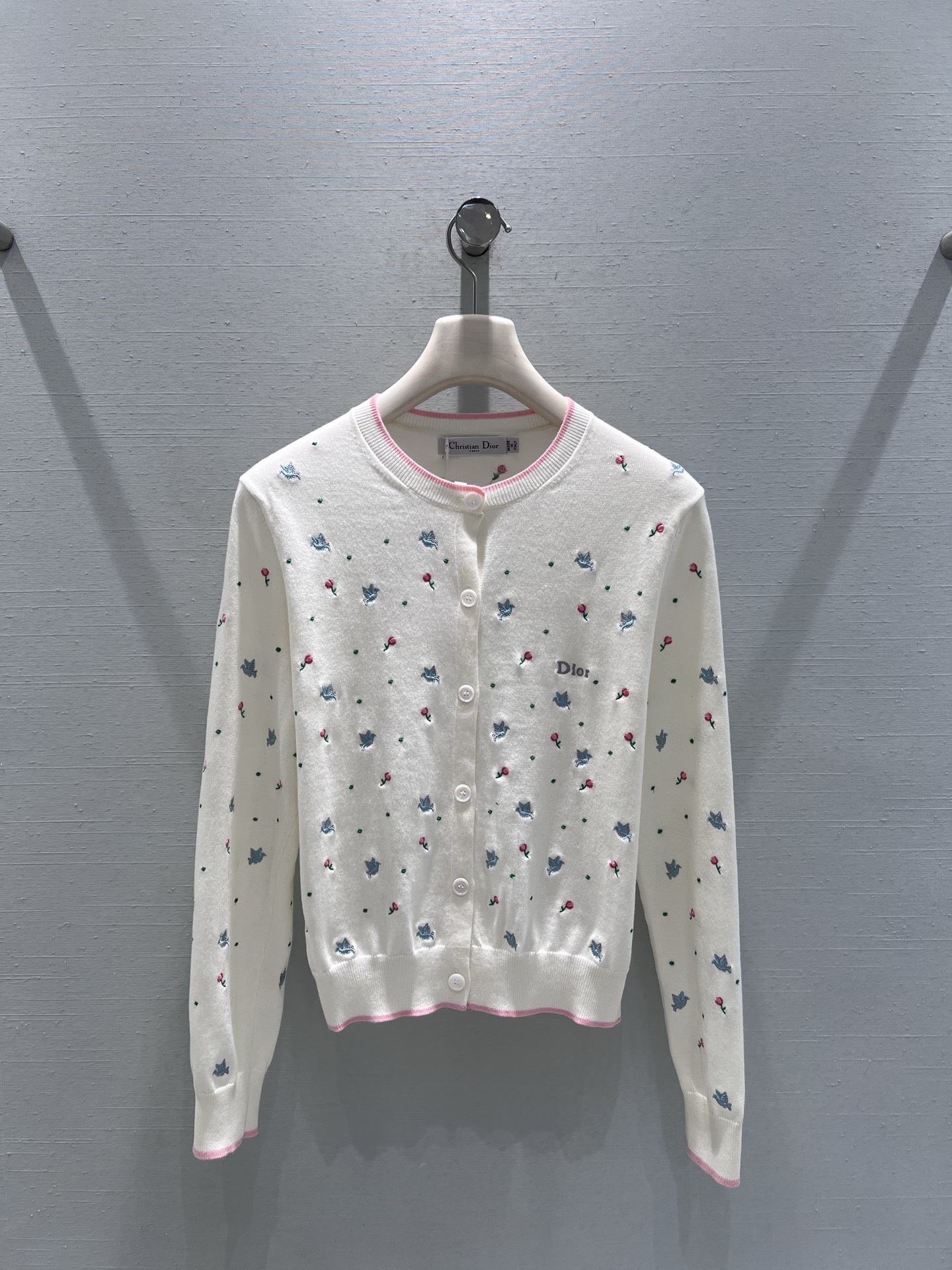 NO:709002,Support exchange DIO*26SS early spring new product series // CD floral embroidery knitted cardigan is fully printed with colorful floral embroidery, with three-dimensional embroidery thread craftsmanship, the texture of each small flower is clear and flexible, the color combination is fresh and soft, the pink hemming design echoes the floral flowers, adding a sweet and girly feeling, full of French tenderness ~ SML real shot details,, dior,19860909支持换款DIO*26SS早春新品系列//CD 碎花刺绣针织开衫衣身满印彩色碎花刺绣,搭配立体绣线工艺,每一朵小花的纹路都清晰灵动,色彩搭配清新柔和,粉色包边设计,与碎花相呼应,增添甜美少女感,法式温柔感拉满～SML实拍细节,,dior,,Women's clothing