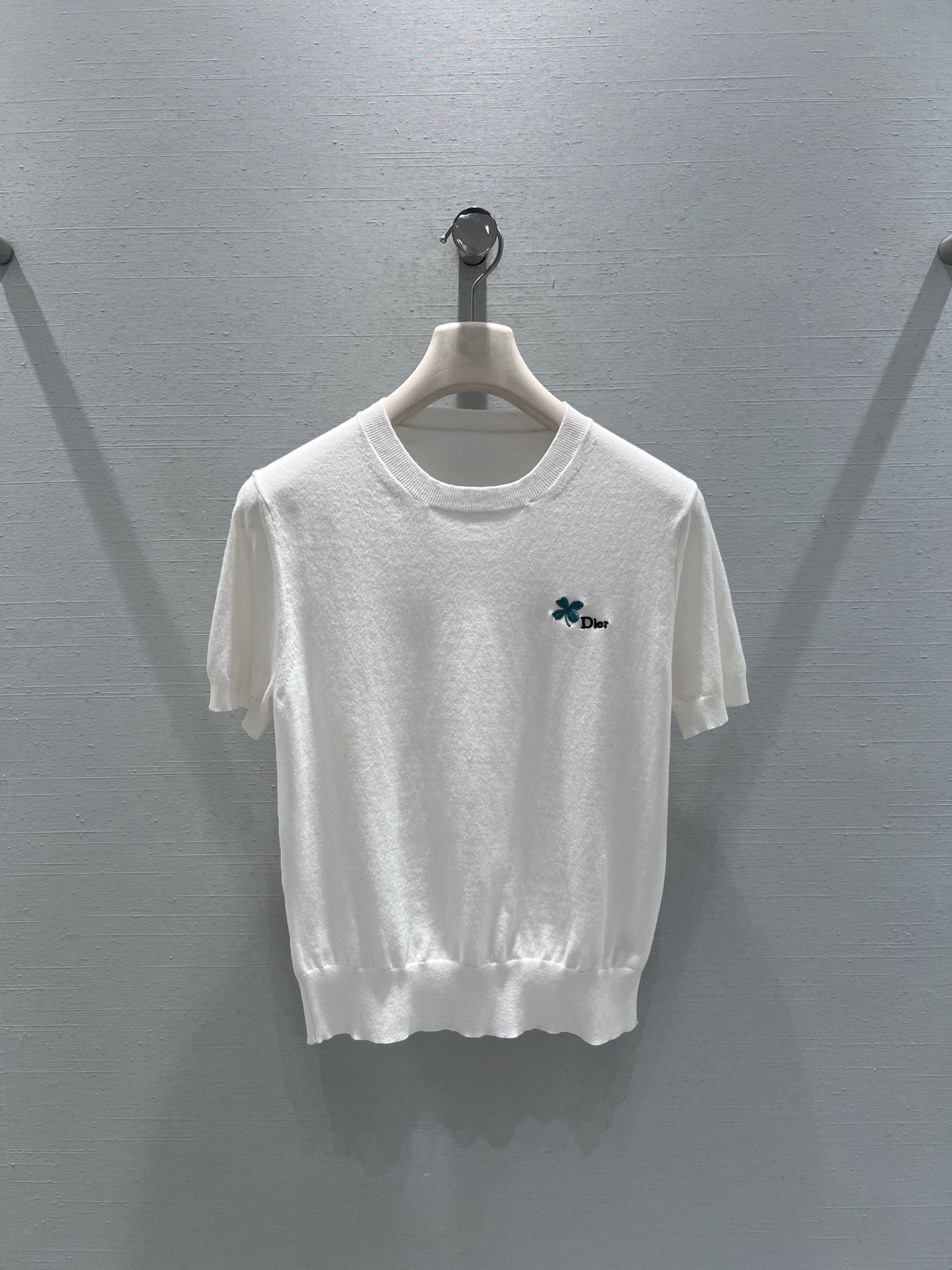 NO:717073,Support exchange DIO*26SS early spring new product series // CD four-leaf clover knitted short-sleeved thin ice-like knitted yarn, soft and smooth to the touch, with a slightly cool feeling. The chest is embellished with dark green four-leaf clover embroidery, with a simple letter logo, the stitching is delicate and three-dimensional, and has a lucky meaning. SML real shot details, dior, T-shirt,19860909支持换款DIO*26SS早春新品系列//CD四叶草针织短袖细支冰感针织纱线,触感柔糯顺滑,自带微微凉感.胸前点缀墨绿色四叶草刺绣,搭配简约字母标识,针脚细腻立体,自带幸运寓意.SML实拍细节,,dior,T-shirt,,Women's clothing