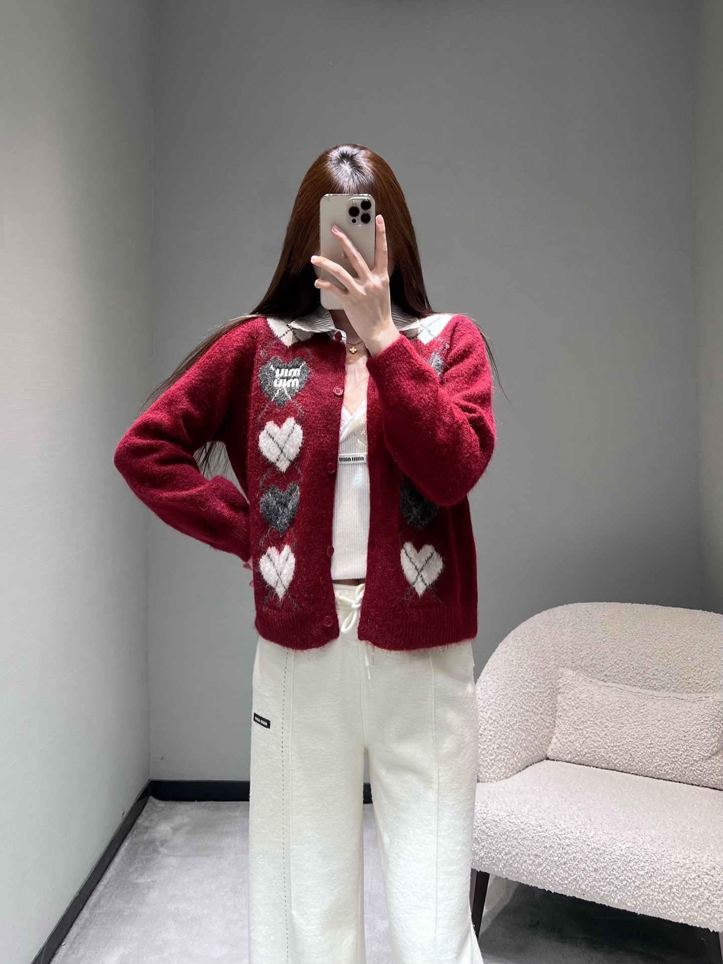 NO:709008,MIU*26SS new spring and summer series // The body of the love rhombus knitted cardigan adopts the love rhombus jacquard craft, which is full of layers. It is matched with the classic MIU letter logo on the chest and is fully recognizable. The fake two-piece shirt collar design combines the striped shirt collar with the knitted cardigan to break the monotony of the traditional cardigan and instantly add a sweet and cool style. SML,,miumiu,shirts,19860909MIU*26SS春夏新品系列//爱心菱格针织开衫衣身采用爱心菱格提花工艺,层次感拉满,搭配胸前经典MIU字母标识,辨识度十足；假两件衬衫领设计,把条纹衬衫领与针织开衫拼接,打破传统开衫的单调,甜酷风瞬间拉满.SML,,miumiu,shirts,,Women's clothing