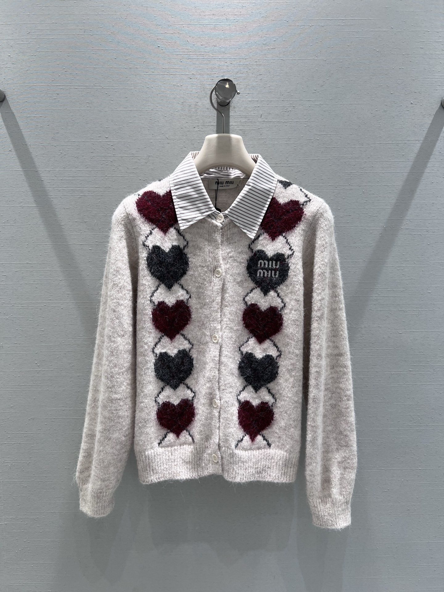 NO:708988,Support exchange MIU*26SS new spring and summer series // The body of the love rhombus knitted cardigan adopts the love rhombus jacquard craft, which is full of layers. It is matched with the classic MIU letter logo on the chest and is highly recognizable; the fake two-piece shirt collar design combines the striped shirt collar with the knitted cardigan to break the monotony of the traditional cardigan and instantly add a sweet and cool style. SML real shot details,, miumiu, shirts,19860909支持换款MIU*26SS春夏新品系列//爱心菱格针织开衫衣身采用爱心菱格提花工艺,层次感拉满,搭配胸前经典MIU字母标识,辨识度十足；假两件衬衫领设计,把条纹衬衫领与针织开衫拼接,打破传统开衫的单调,甜酷风瞬间拉满.SML实拍细节,,miumiu,shirts,,Women's clothing