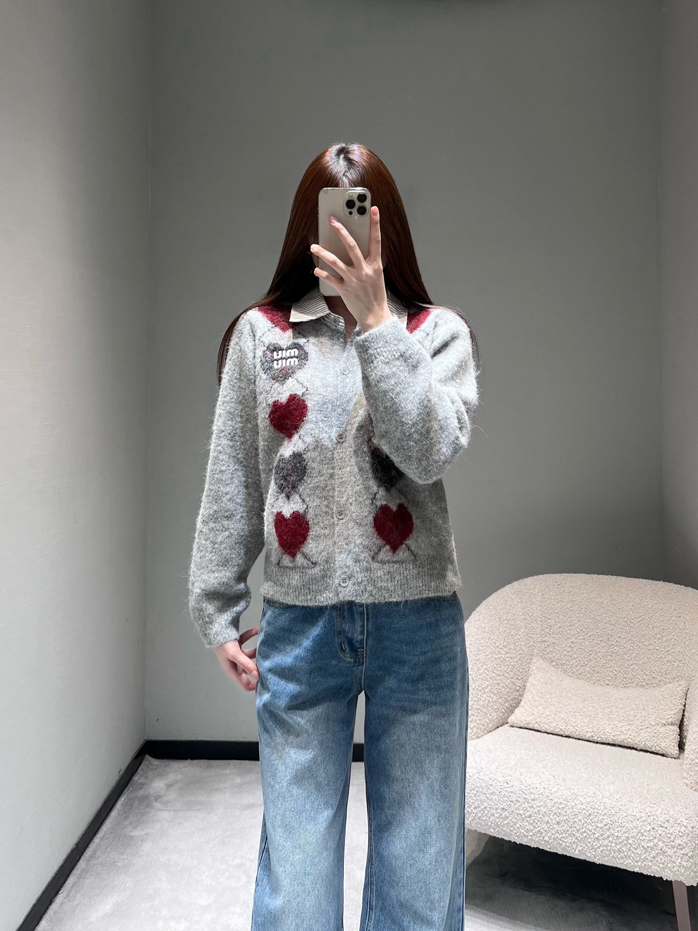 NO:708984,Batch MIU*26SS new spring and summer series // The body of the love rhombus knitted cardigan adopts the love rhombus jacquard craft, which has a full sense of layering. It is matched with the classic MIU letter logo on the chest and is fully recognizable; the fake two-piece shirt collar design combines the striped shirt collar with the knitted cardigan to break the monotony of the traditional cardigan and instantly add a sweet and cool style. SML,,miumiu,shirts,19860909批MIU*26SS春夏新品系列//爱心菱格针织开衫衣身采用爱心菱格提花工艺,层次感拉满,搭配胸前经典MIU字母标识,辨识度十足；假两件衬衫领设计,把条纹衬衫领与针织开衫拼接,打破传统开衫的单调,甜酷风瞬间拉满.SML,,miumiu,shirts,,Women's clothing