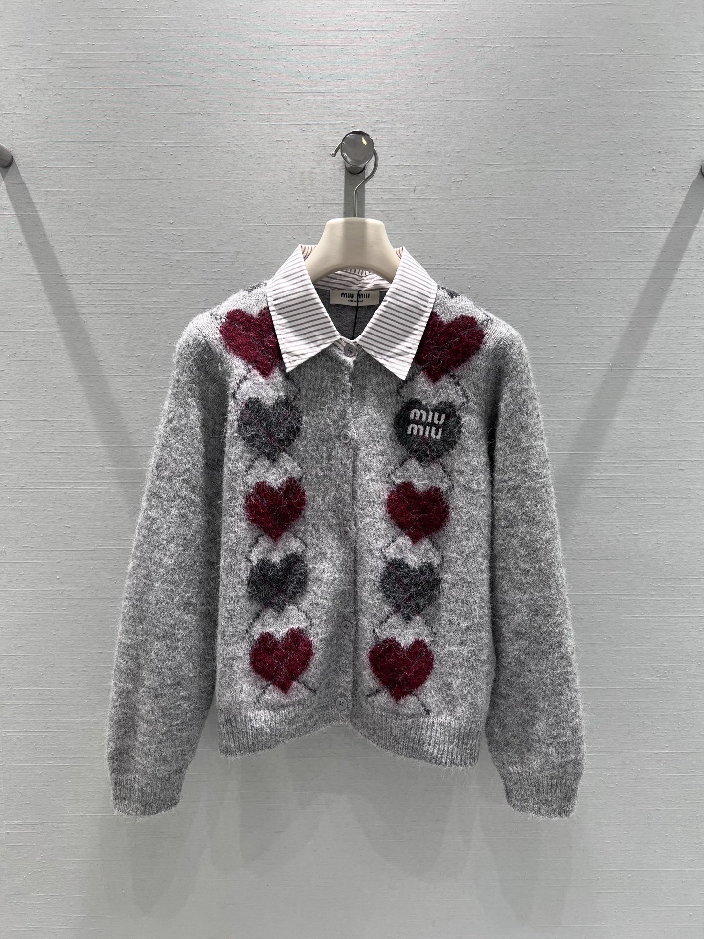 NO:709011,Support exchange MIU*26SS new spring and summer series // The body of the love rhombus knitted cardigan adopts the love rhombus jacquard craft, which is full of layers. It is matched with the classic MIU letter logo on the chest and is highly recognizable; the fake two-piece shirt collar design combines the striped shirt collar with the knitted cardigan to break the monotony of the traditional cardigan and instantly add a sweet and cool style. SML real shot details,, miumiu, shirts,19860909支持换款MIU*26SS春夏新品系列//爱心菱格针织开衫衣身采用爱心菱格提花工艺,层次感拉满,搭配胸前经典MIU字母标识,辨识度十足；假两件衬衫领设计,把条纹衬衫领与针织开衫拼接,打破传统开衫的单调,甜酷风瞬间拉满.SML实拍细节,,miumiu,shirts,,Women's clothing