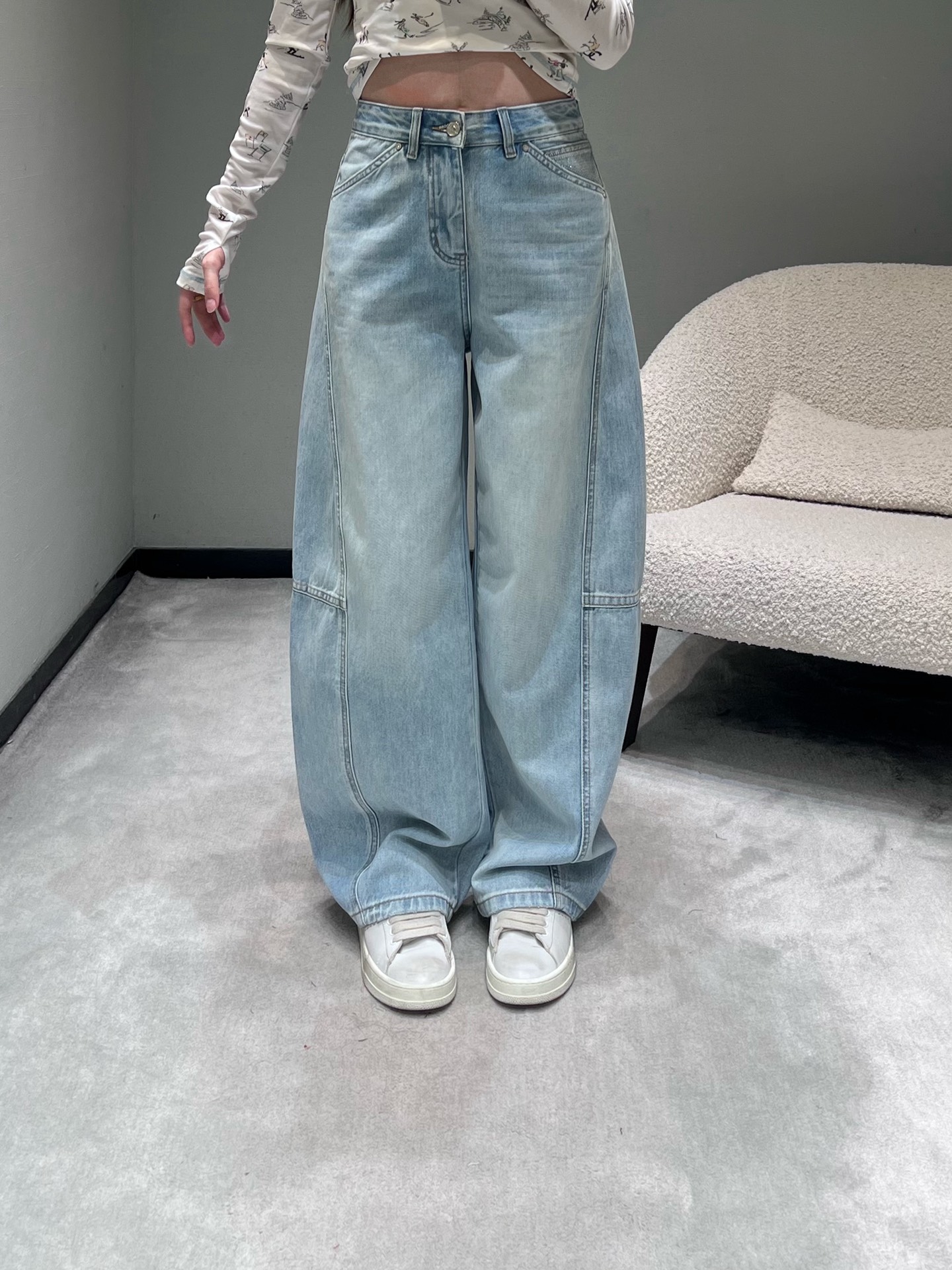 NO:708996,The retro blue wide-leg jeans have scimitar-shaped trousers, which hide the flesh and make you look slimmer. The distressed washing process brings a retro atmosphere; it is light blue distressed and washed, with a uniform and natural color, with a touch of whitening effect, restoring the retro texture of classic jeans; there are no unnecessary fancy decorations on the trousers, simple and elegant. SML,,jeans,19860909复古蓝阔腿牛仔裤弯刀裤型版型,藏肉显瘦,做旧水洗工艺自带复古氛围感；采用浅蓝做旧水洗处理,色泽均匀自然,带有淡淡的磨白效果,还原经典牛仔的复古质感；裤身无多余花哨装饰,简约大气.SML,,jeans,,Women's clothing