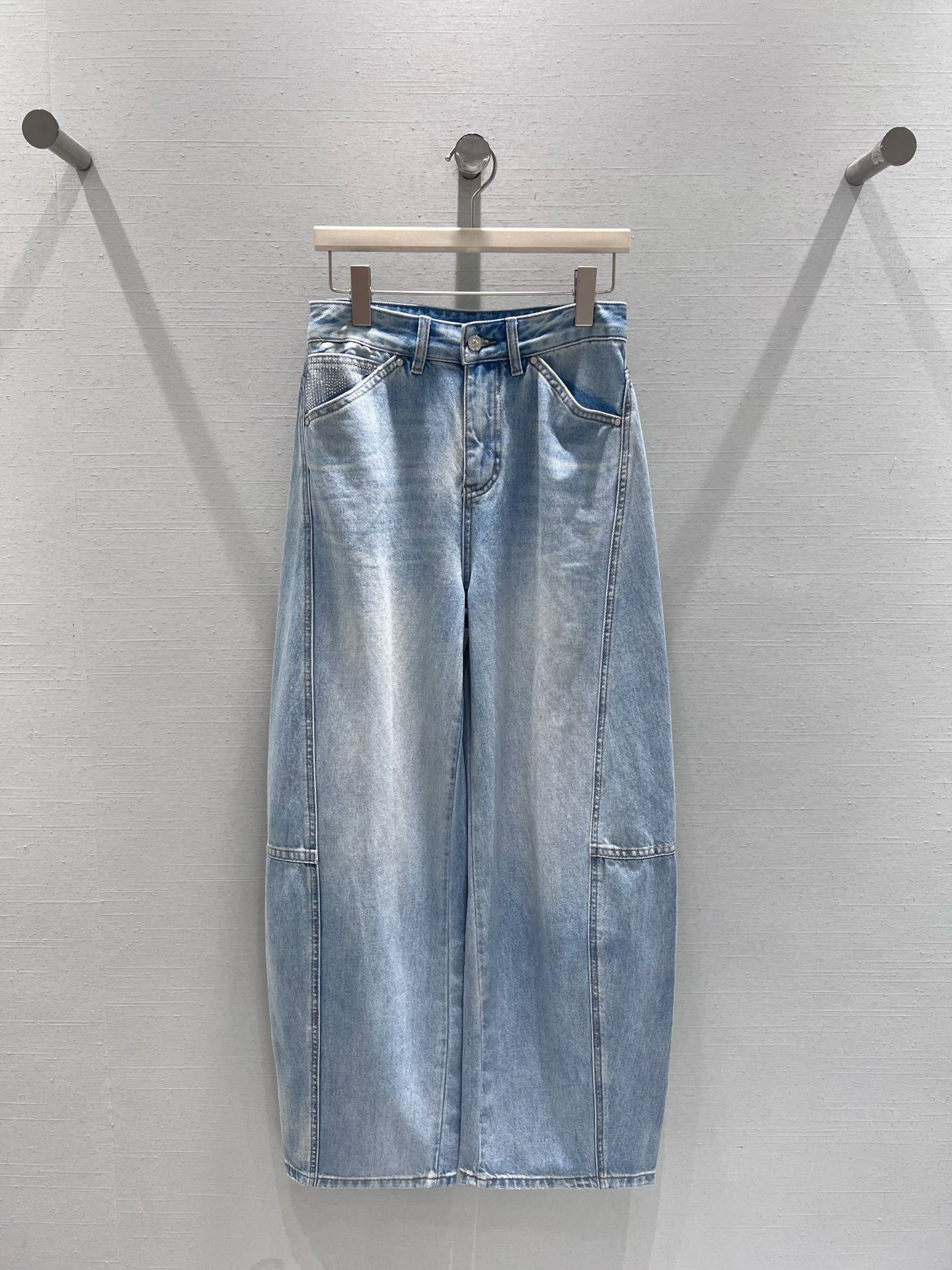 NO:708993,Supports the replacement of retro blue wide-leg jeans with scimitar trousers, which hides the flesh and makes you look slimmer. The old-fashioned washing process brings a retro atmosphere; it adopts light blue old-washing treatment, the color is uniform and natural, with a touch of whitening effect, restoring the retro texture of classic denim; there are no unnecessary fancy decorations on the trousers, simple and elegant. SML real shot details,,jeans,19860909支持换款复古蓝阔腿牛仔裤弯刀裤型版型,藏肉显瘦,做旧水洗工艺自带复古氛围感；采用浅蓝做旧水洗处理,色泽均匀自然,带有淡淡的磨白效果,还原经典牛仔的复古质感；裤身无多余花哨装饰,简约大气.SML实拍细节,,jeans,,Women's clothing