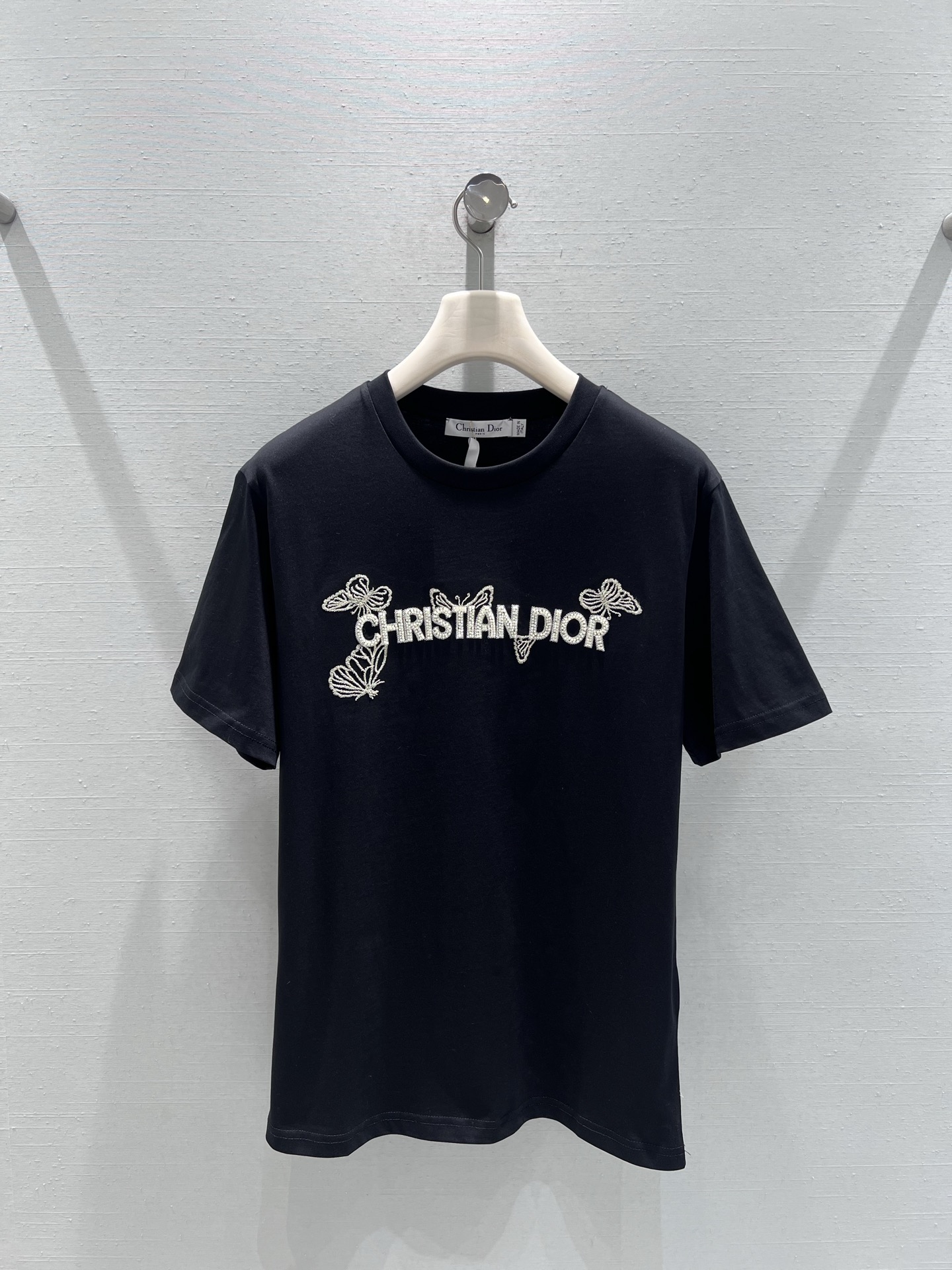 NO:708998,Support exchange of DIO*26SS early spring new product series // CD butterfly letter short-sleeved T-shirt with butterfly embroidery pattern on the chest letters, using three-dimensional embroidery technology, fine and full stitches, lifelike butterfly patterns, exquisite luster reflected in light and shadow, basic style can also be worn with high-definition texture. SML real shot details, dior, T-shirt, tees, t-shirt,19860909支持换款DIO*26SS早春新品系列//CD蝴蝶字母短袖T恤胸前字母搭配蝴蝶刺绣图案,采用立体绣线工艺,针脚细密饱满,蝴蝶纹路栩栩如生,光影下折射出精致光泽,基础款也能穿出高定质感.SML实拍细节,,dior,T-shirt,tees，t-shirt,,Women's clothing