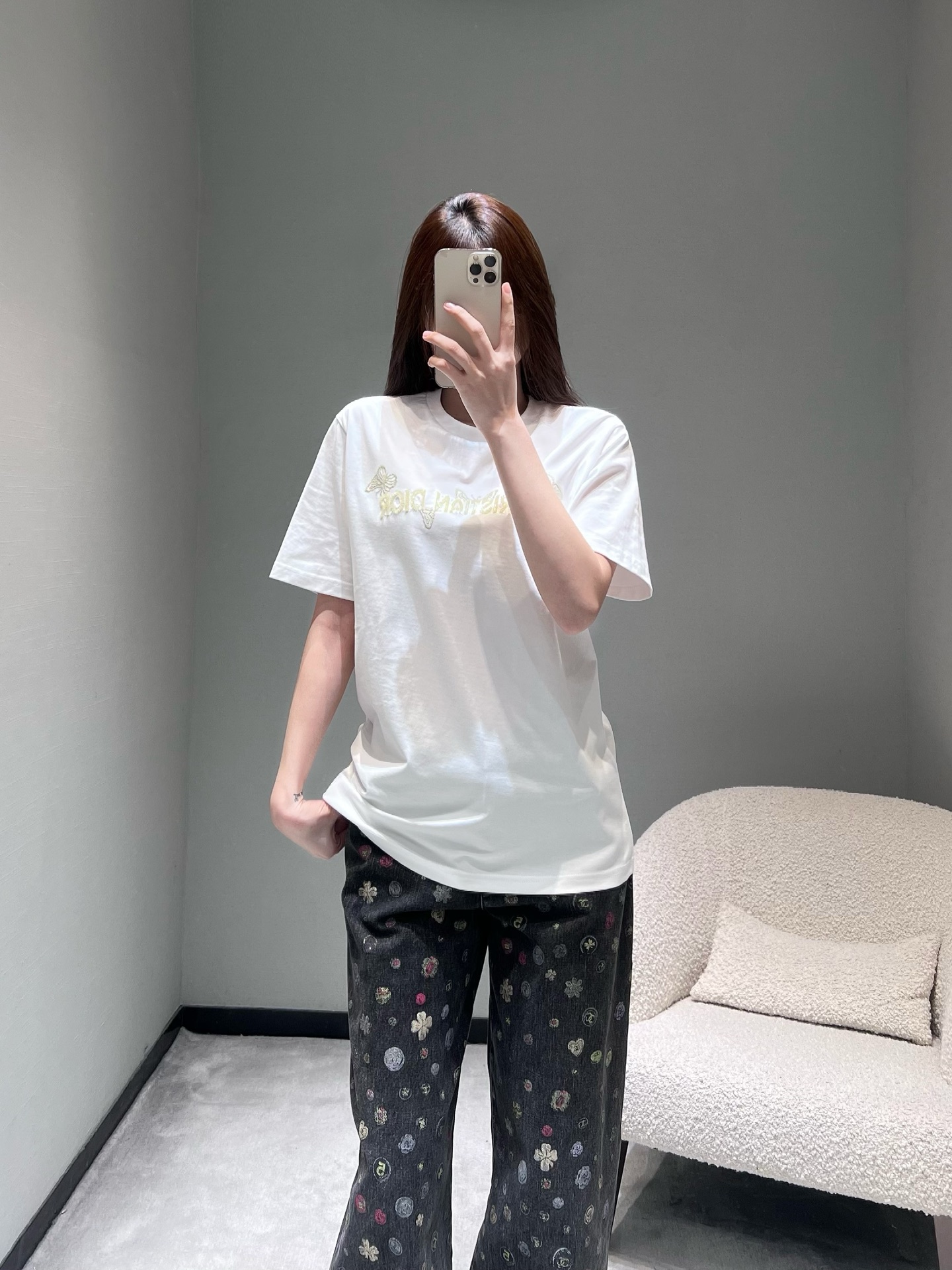 NO:709009,DIO*26SS New Product Series for Early Spring // CD butterfly letter short-sleeved T-shirt with butterfly embroidery pattern on the chest letters, using three-dimensional embroidery technology, fine and full stitching, lifelike butterfly pattern, exquisite luster reflected in light and shadow, basic style can also be worn with high-end texture. SML,, dior, T-shirt, tees, t-shirt,19860909DIO*26SS早春新品系列//CD蝴蝶字母短袖T恤胸前字母搭配蝴蝶刺绣图案,采用立体绣线工艺,针脚细密饱满,蝴蝶纹路栩栩如生,光影下折射出精致光泽,基础款也能穿出高定质感.SML,,dior,T-shirt,tees，t-shirt,,Women's clothing