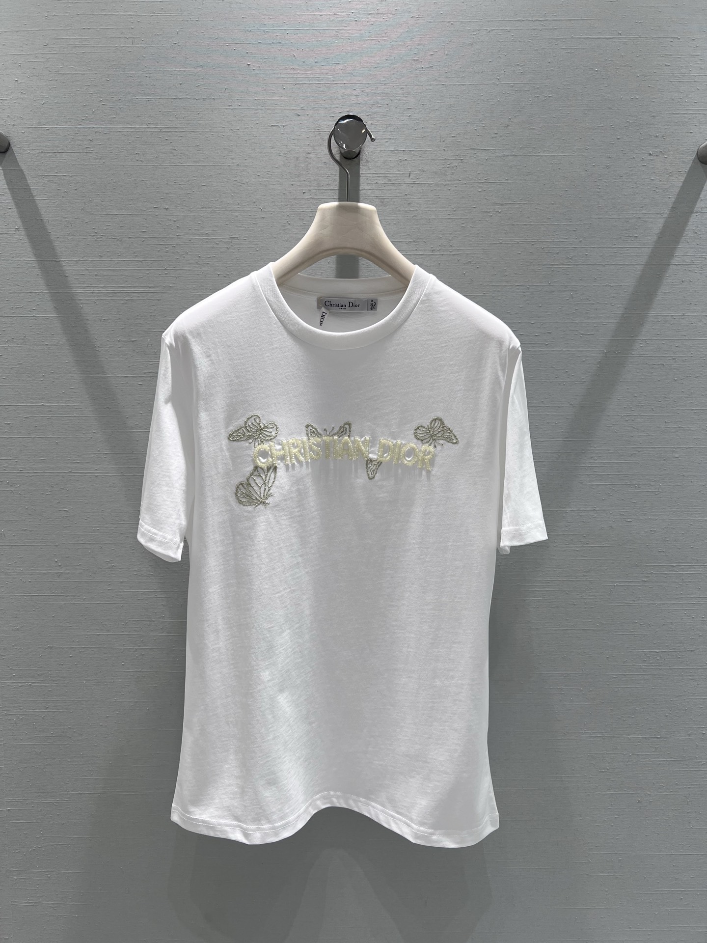 NO:709006,Support exchange of DIO*26SS early spring new product series // CD butterfly letter short-sleeved T-shirt with butterfly embroidery pattern on the chest letters, using three-dimensional embroidery technology, fine and full stitches, lifelike butterfly patterns, exquisite luster reflected in light and shadow, basic style can also be worn with high-definition texture. SML real shot details, dior, T-shirt, tees, t-shirt,19860909支持换款DIO*26SS早春新品系列//CD蝴蝶字母短袖T恤胸前字母搭配蝴蝶刺绣图案,采用立体绣线工艺,针脚细密饱满,蝴蝶纹路栩栩如生,光影下折射出精致光泽,基础款也能穿出高定质感.SML实拍细节,,dior,T-shirt,tees，t-shirt,,Women's clothing