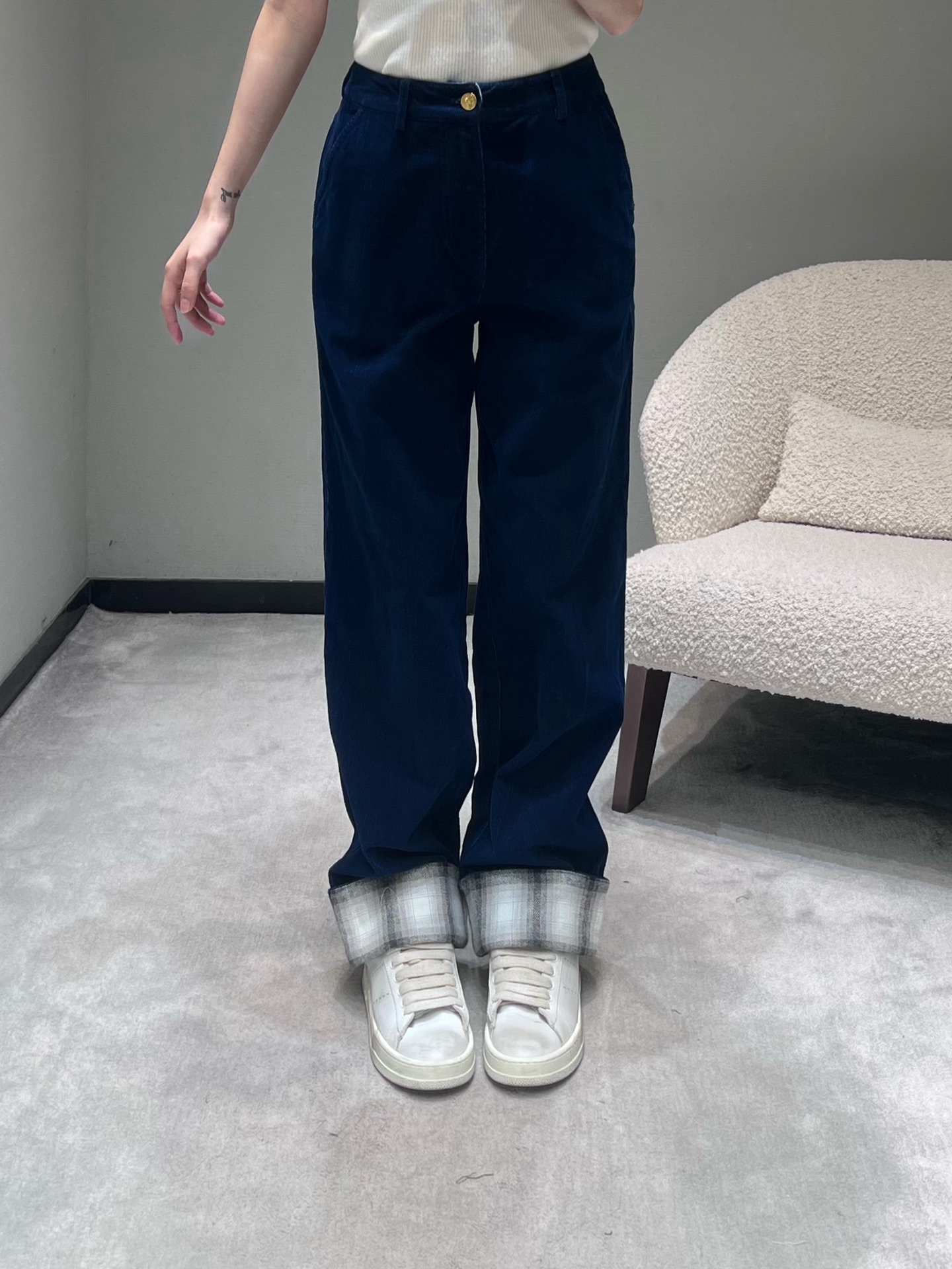 NO:709249,Celin* 25Fw new autumn and winter color-blocked corduroy straight casual pants丨Exclusive high-end version!  Fashionable people must have one in their wardrobe!  The high-end tailoring has a high degree of fashion and is versatile yet stylish. The corduroy pants are the absolute best in the upper body!  The high-waisted straight version saves Fumaru’s beautiful leg shape. It is an absolute artifact of straight legs!  The slimming arm-lifting and leg-raising method can be used with all kinds of tops in one step to raise the waistline, allowing even small people to wear a 37-point body proportions. Whoever wears this will have straight and long legs!  Highly recommended for customized corduroy fabrics, fine texture and fast order placement!  Available now S/M/L,,celine,19860909Celin* 25Fw秋冬新款 拼色裤脚灯芯绒直筒休闲裤丨独家高版出品！时髦人的衣柜里一定要拥有一条！高级剪裁时髦度CHAO高,百搭又不失格调上身绝对王炸灯芯绒裤！高腰直筒的版型拯救不丸美腿型 绝对的直腿神器！显瘦提臂拉腿一步到位承包你的各种上衣搭配抬高腰线 让小个子也能穿出三七分身材比例谁穿谁是细直大长腿！强烈推荐定制灯芯绒面料 质感细密 砸单速度！现货发售 S/M/L,,celine,,Women's clothing