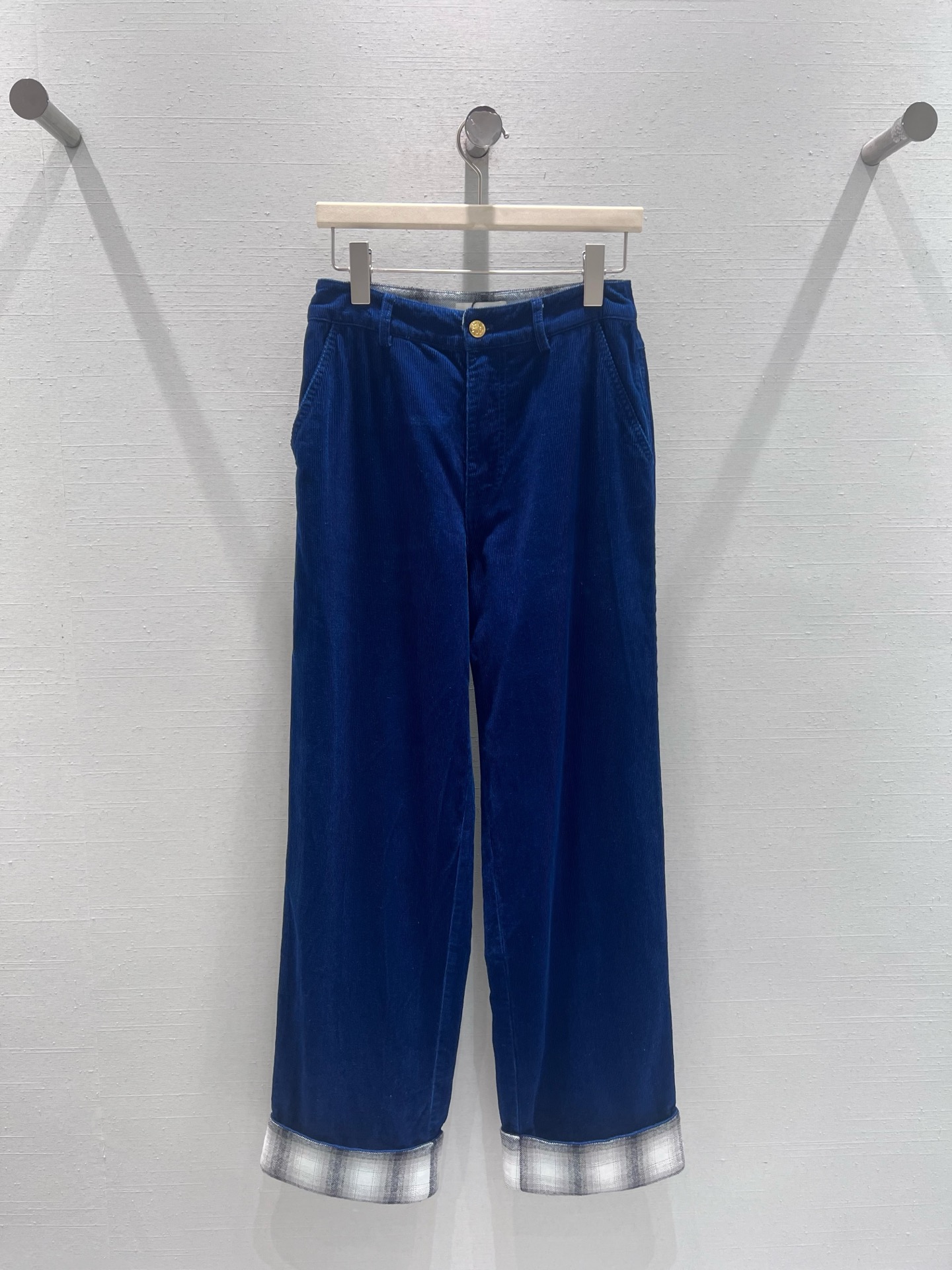 NO:709271,Supports exchange Celin* 25Fw new autumn and winter color-blocked corduroy straight casual pants丨Exclusive high-end version!  Fashionable people must have one in their wardrobe!  The high-end tailoring has a high degree of fashion and is versatile yet stylish. The corduroy pants are the absolute best in the upper body!  The high-waisted straight version saves Fumaru’s beautiful leg shape. It is an absolute artifact of straight legs!  The slimming arm-lifting and leg-raising method can be used with all kinds of tops in one step to raise the waistline, allowing even small people to wear a 37-point body proportions. Whoever wears this will have straight and long legs!  Highly recommended for customized corduroy fabrics, fine texture and fast order placement!  Available now, S/M/L real shot details,,celine,19860909支持换款 Celin* 25Fw秋冬新款 拼色裤脚灯芯绒直筒休闲裤丨独家高版出品！时髦人的衣柜里一定要拥有一条！高级剪裁时髦度CHAO高,百搭又不失格调上身绝对王炸灯芯绒裤！高腰直筒的版型拯救不丸美腿型 绝对的直腿神器！显瘦提臂拉腿一步到位承包你的各种上衣搭配抬高腰线 让小个子也能穿出三七分身材比例谁穿谁是细直大长腿！强烈推荐定制灯芯绒面料 质感细密 砸单速度！现货发售 S/M/L实拍细节,,celine,,Women's clothing