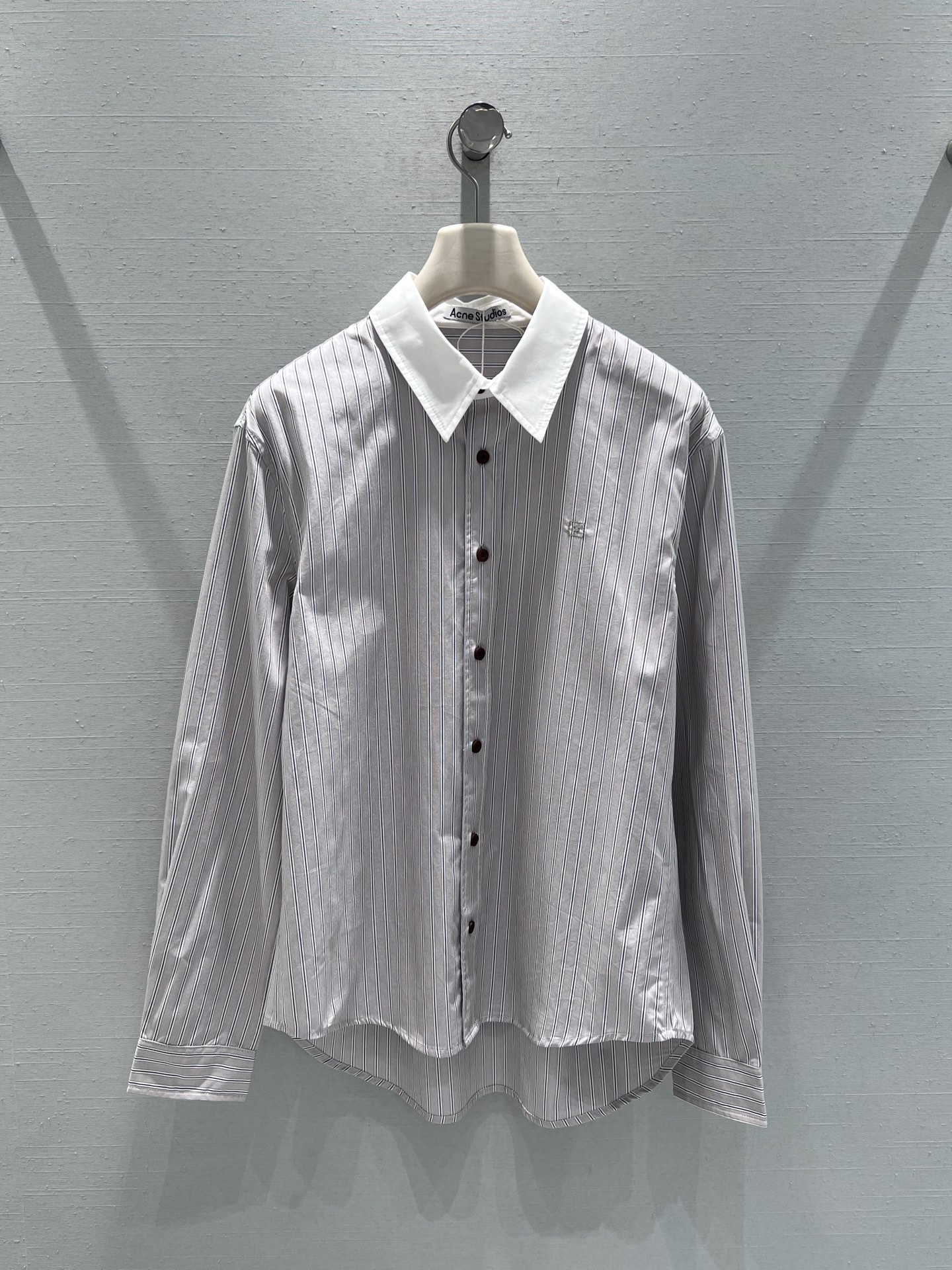 NO:709252,Shirts and pants support exchange. Acne studios 25fw early autumn new expression logo embroidered shirt + trousers suit is exclusively developed by yb! Produced in high version! This long-sleeved button-down shirt adopts striped pattern and contrasting collar. Real shot details,,acne studios,dior,shirts,19860909衬衫裤子支持换款Acne studios 25fw早秋新款表情徽标刺绣衬衫+长裤套装独家yb开发!高版出品!此款长袖纽扣衬衫采用条纹图案和撞色衣领.实拍细节,,acne studios,dior,shirts,,Women's clothing