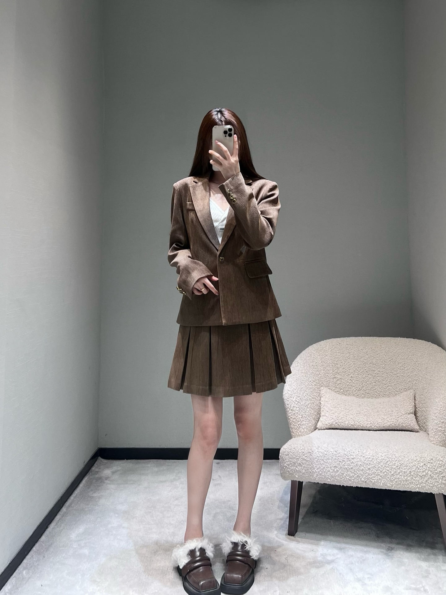 NO:709989,MIU*26SS New Product Series for Early Spring // Corduroy Suit and Pleated Skirt Suit Corduroy fabric, matte texture and high-end atmosphere, retro coffee tones bring a lazy atmosphere, corduroy fabric texture is high-end, the classic combination of suit + pleated skirt, easily wear the colliding sense of college style and light sophistication, you don’t have to worry about dressing up in one set!  SML,,miumiu,skirts,business suit,19860909MIU*26SS早春新品系列//灯芯绒西装百褶裙套装灯芯绒面料,哑光质感高级大气,复古咖色调自带慵懒氛围感,灯芯绒面料质感高级,西装+百褶裙的经典组合,轻松穿出学院风与轻熟风的碰撞感,一套搞定穿搭不用愁！SML,,miumiu,skirts,business suit,,Women's clothing