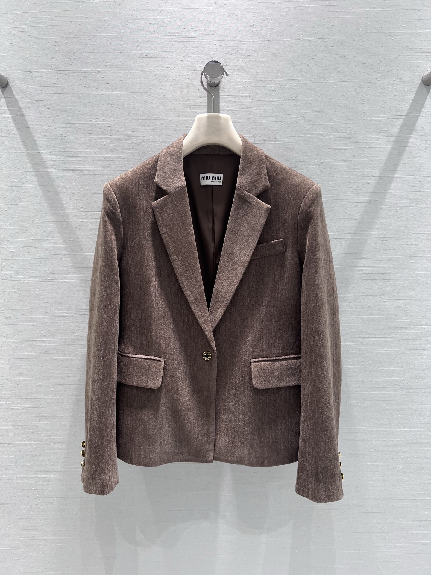 NO:709986,Support exchange MIU*26SS early spring new product series // Corduroy suit and pleated skirt suit Corduroy fabric, matte texture and high-end atmosphere, retro coffee tone has a lazy atmosphere, corduroy fabric texture is high-end, the classic combination of suit + pleated skirt, easily wear the colliding sense of college style and light and sophisticated style, you don’t have to worry about dressing up in one set!  SML real shot details,,miumiu,skirts,business suit,19860909支持换款MIU*26SS早春新品系列//灯芯绒西装百褶裙套装灯芯绒面料,哑光质感高级大气,复古咖色调自带慵懒氛围感,灯芯绒面料质感高级,西装+百褶裙的经典组合,轻松穿出学院风与轻熟风的碰撞感,一套搞定穿搭不用愁！SML实拍细节,,miumiu,skirts,business suit,,Women's clothing