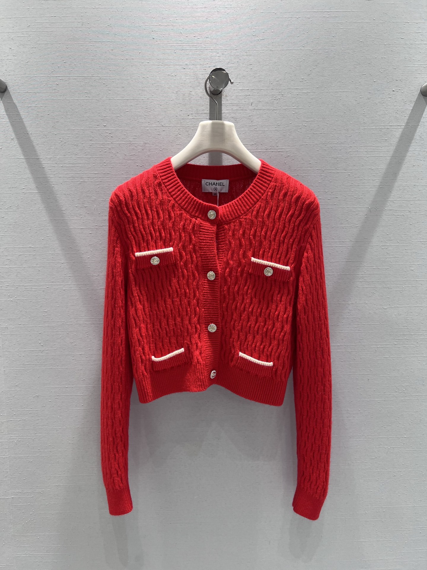 NO:709992,Support exchange Chan*L 2026SS early spring new product series //New Year's limited edition red small fragrant knitted cardigan with classic style elements, three-dimensional twist knitting; classic twist texture with exquisite metal buckles, short high-waisted version, and the true red color brings a sense of festival and joy, whether it is for the year of birth or a New Year party, it is an eye-catcher!  SML real shot details,,chanel,19860909支持换款Chan*L 2026SS早春新品系列//新年限定款红色小香风针织开衫经典版型元素,立体麻花针织；经典麻花肌理搭配精致金属扣饰,短款高腰版型,正红色调自带节日喜庆感,不管是本命年穿搭还是新年聚会,都是吸睛利器！SML实拍细节,,chanel,,Women's clothing