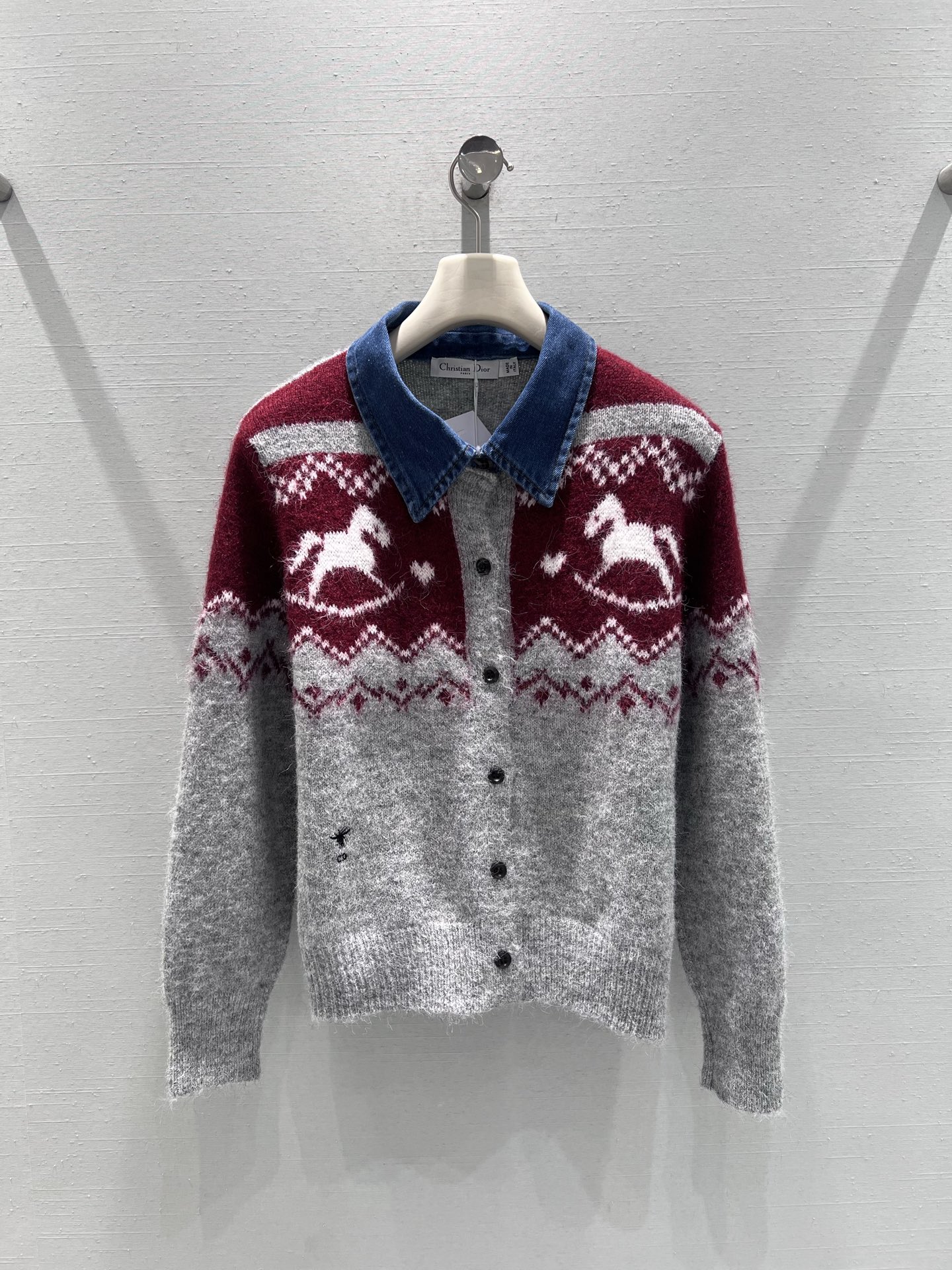 NO:709998,Support the replacement of DIO*26SS early spring new product series // Retro splicing jacquard knitted cardigan, classic lapel denim fabric and soft waxy knitted collision, toughness and gentleness are combined to increase the sense of layering. Nordic style jacquard pattern, the body is integrated with retro geometric rhombus and horse jacquard elements, the pattern is delicate and three-dimensional, with a retro British accent. SML real shot details,, dior,19860909支持换款DIO*26SS早春新品系列//复古拼接提花针织开衫经典翻领牛仔面料与软糯针织碰撞,硬朗与温柔结合,增加层次感.北欧风提花图案,衣身融入复古的几何菱格与骏马提花元素,纹样细腻立体,自带复古英伦腔调.SML实拍细节,,dior,,Women's clothing