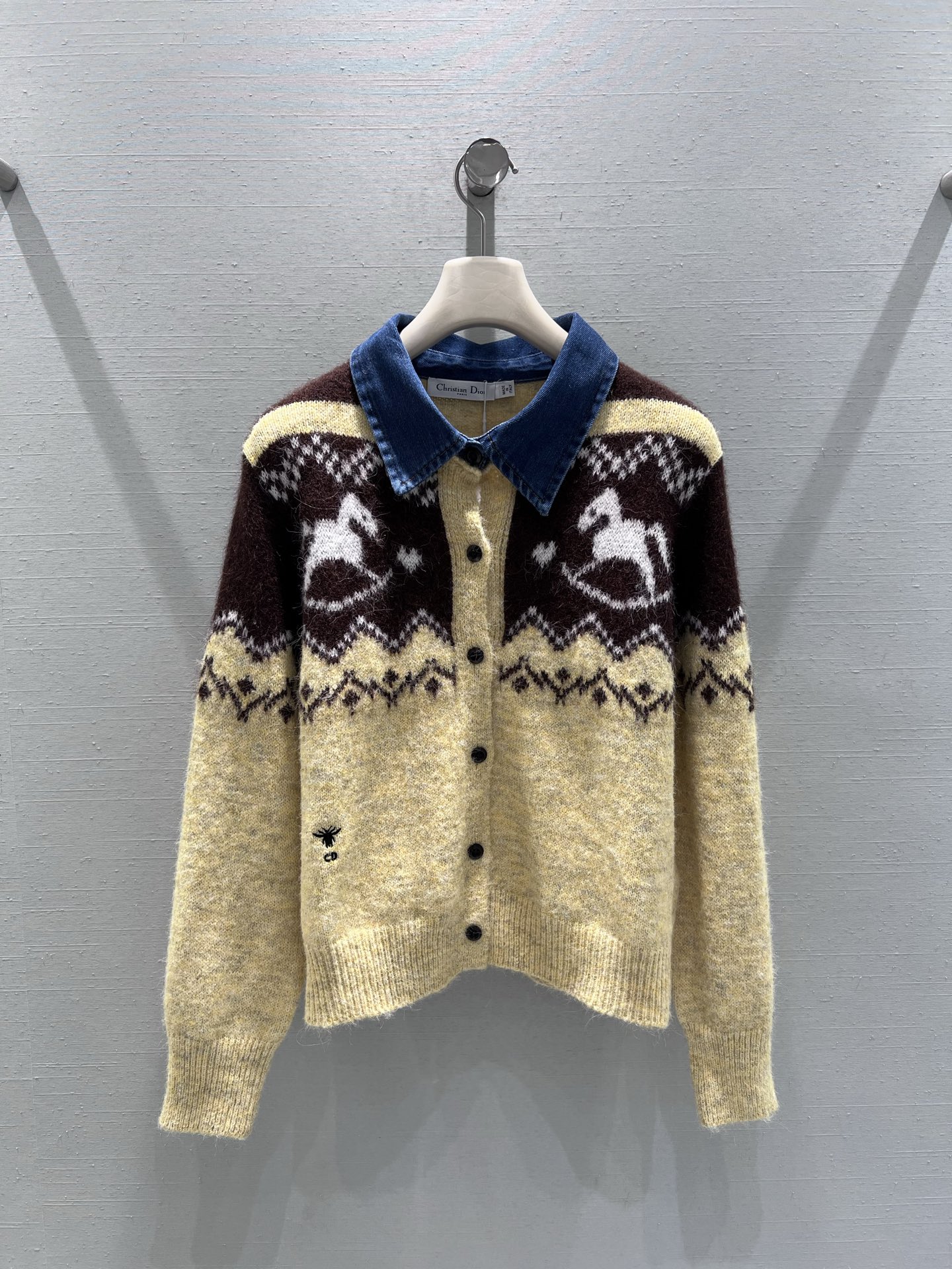 NO:710004,Support the replacement of DIO*26SS early spring new product series // Retro splicing jacquard knitted cardigan, classic lapel denim fabric and soft waxy knitted collision, toughness and gentleness are combined to increase the sense of layering. Nordic style jacquard pattern, the body is integrated with retro geometric rhombus and horse jacquard elements, the pattern is delicate and three-dimensional, with a retro British accent. SML real shot details,, dior,19860909支持换款DIO*26SS早春新品系列//复古拼接提花针织开衫经典翻领牛仔面料与软糯针织碰撞,硬朗与温柔结合,增加层次感.北欧风提花图案,衣身融入复古的几何菱格与骏马提花元素,纹样细腻立体,自带复古英伦腔调.SML实拍细节,,dior,,Women's clothing