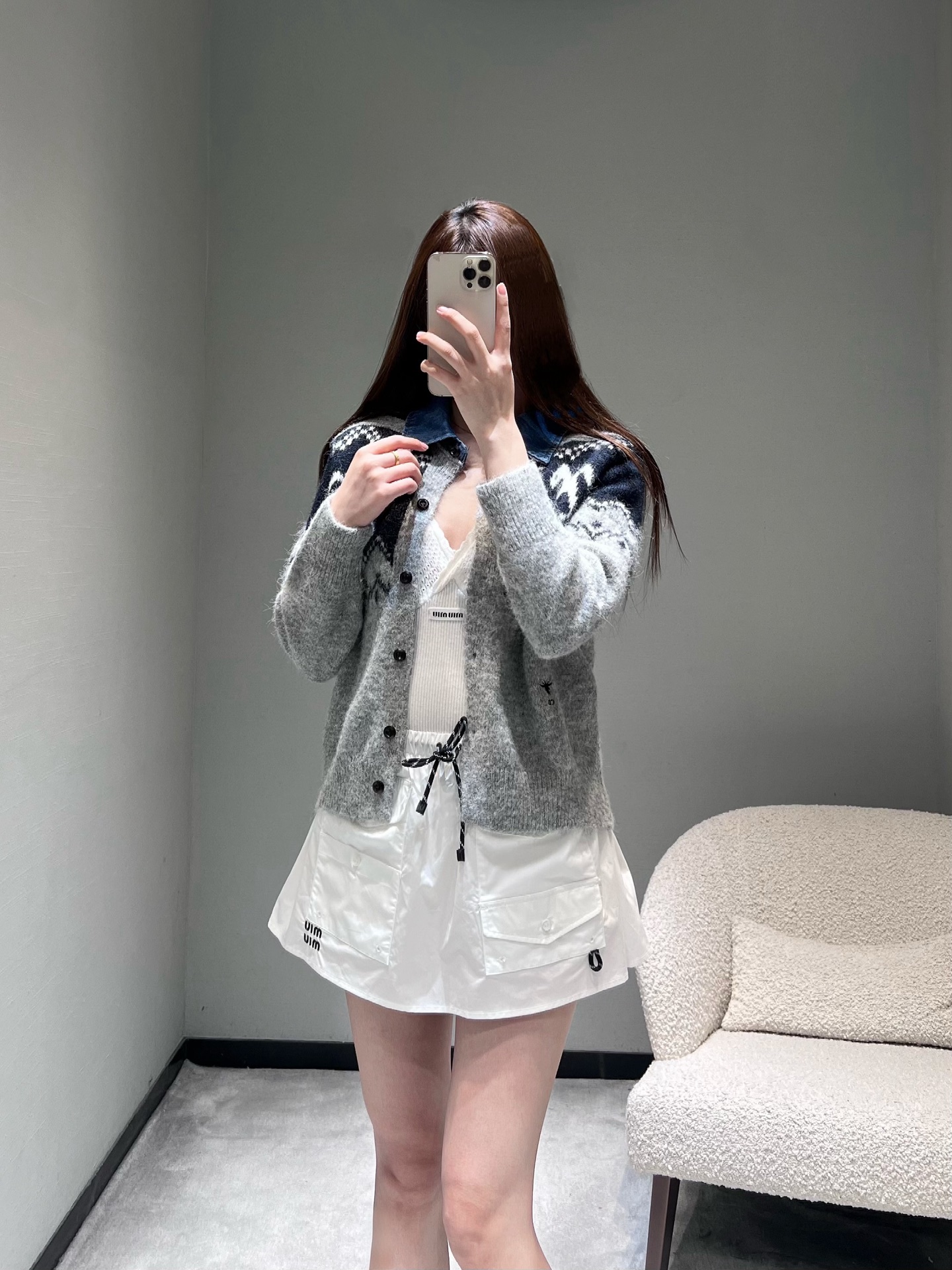 NO:710007,Batch DIO*26SS early spring new product series //Retro splicing jacquard knitted cardigan, classic lapel denim fabric and soft waxy knitted collision, toughness and gentleness are combined to increase the sense of layering. Nordic style jacquard pattern, the body is integrated with retro geometric rhombus and horse jacquard elements, the pattern is delicate and three-dimensional, with a retro British accent. SML,, dior,19860909批DIO*26SS早春新品系列//复古拼接提花针织开衫经典翻领牛仔面料与软糯针织碰撞,硬朗与温柔结合,增加层次感.北欧风提花图案,衣身融入复古的几何菱格与骏马提花元素,纹样细腻立体,自带复古英伦腔调.SML,,dior,,Women's clothing