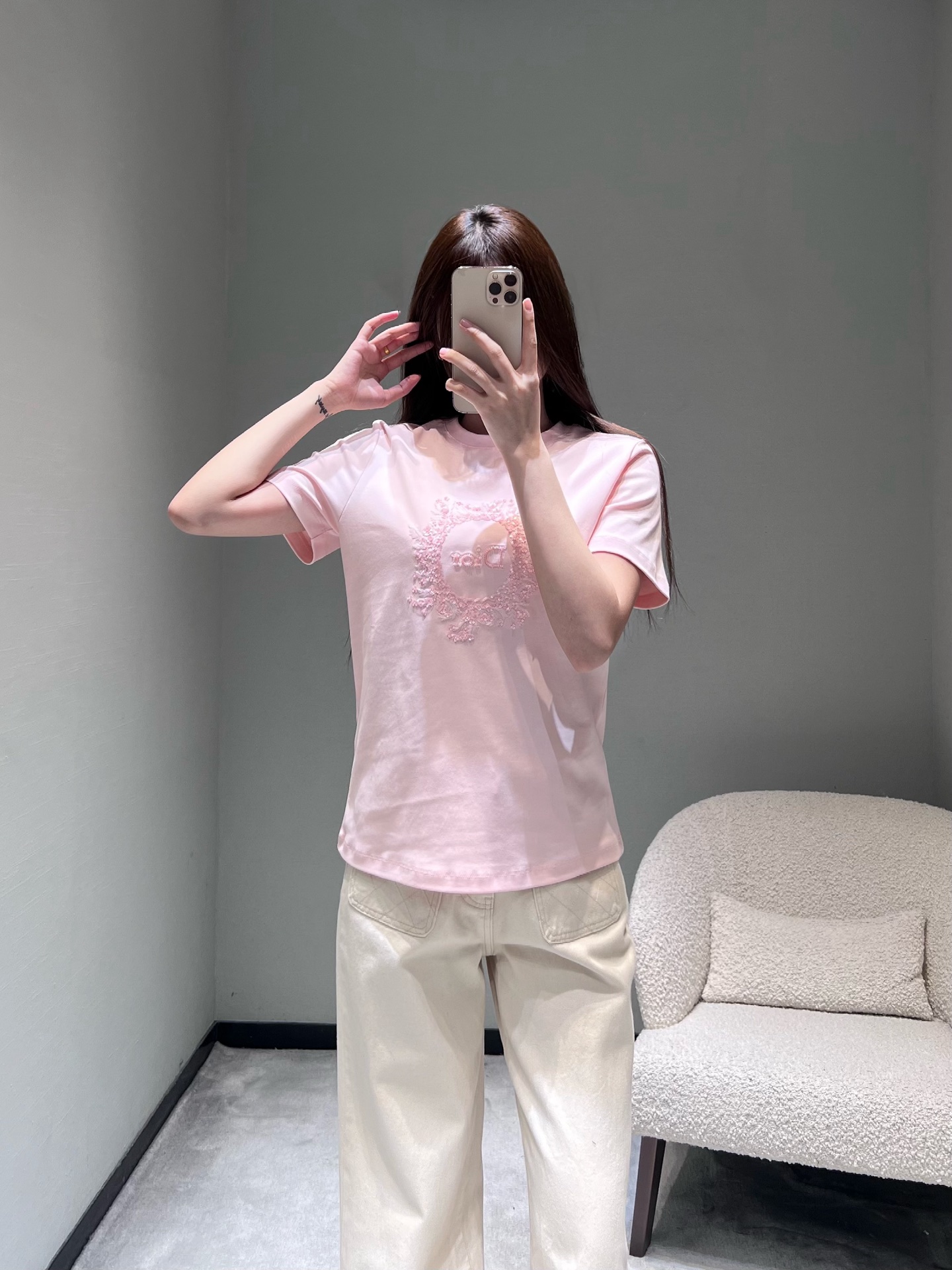 NO:710510,DIO*26SS new product series for early spring // CD letter short-sleeved T-shirt has a three-dimensional relief effect pattern on the chest of the letters, using three-dimensional embroidery technology, the circular pattern surrounds the letter logo, the stitching is fine and full, and reflects the exquisite luster under the light and shadow. The basic style can also be worn with a high-end texture. SML, dior, T-shirt, tees, t-shirt,19860909DIO*26SS早春新品系列//CD字母短袖T恤胸前字母立体浮雕效果图案,采用立体绣线工艺,圆形图案环绕字母logo,针脚细密饱满,,光影下折射出精致光泽,基础款也能穿出高定质感.SML,,dior,T-shirt,tees，t-shirt,,Women's clothing