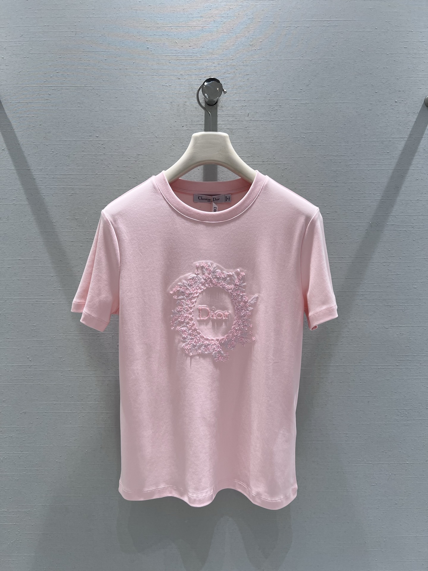 NO:710500,Supports replacement of DIO*26SS early spring new product series // CD letter short-sleeved T-shirt with three-dimensional relief effect pattern on the chest, using three-dimensional embroidery technology, circular pattern surrounds the letter logo, fine and full stitching, refracting exquisite luster under light and shadow, basic style can also be worn with high-definition texture. SML real shot details, dior, T-shirt, tees, t-shirt,19860909支持换款DIO*26SS早春新品系列//CD字母短袖T恤胸前字母立体浮雕效果图案,采用立体绣线工艺,圆形图案环绕字母logo,针脚细密饱满,,光影下折射出精致光泽,基础款也能穿出高定质感.SML实拍细节,,dior,T-shirt,tees，t-shirt,,Women's clothing