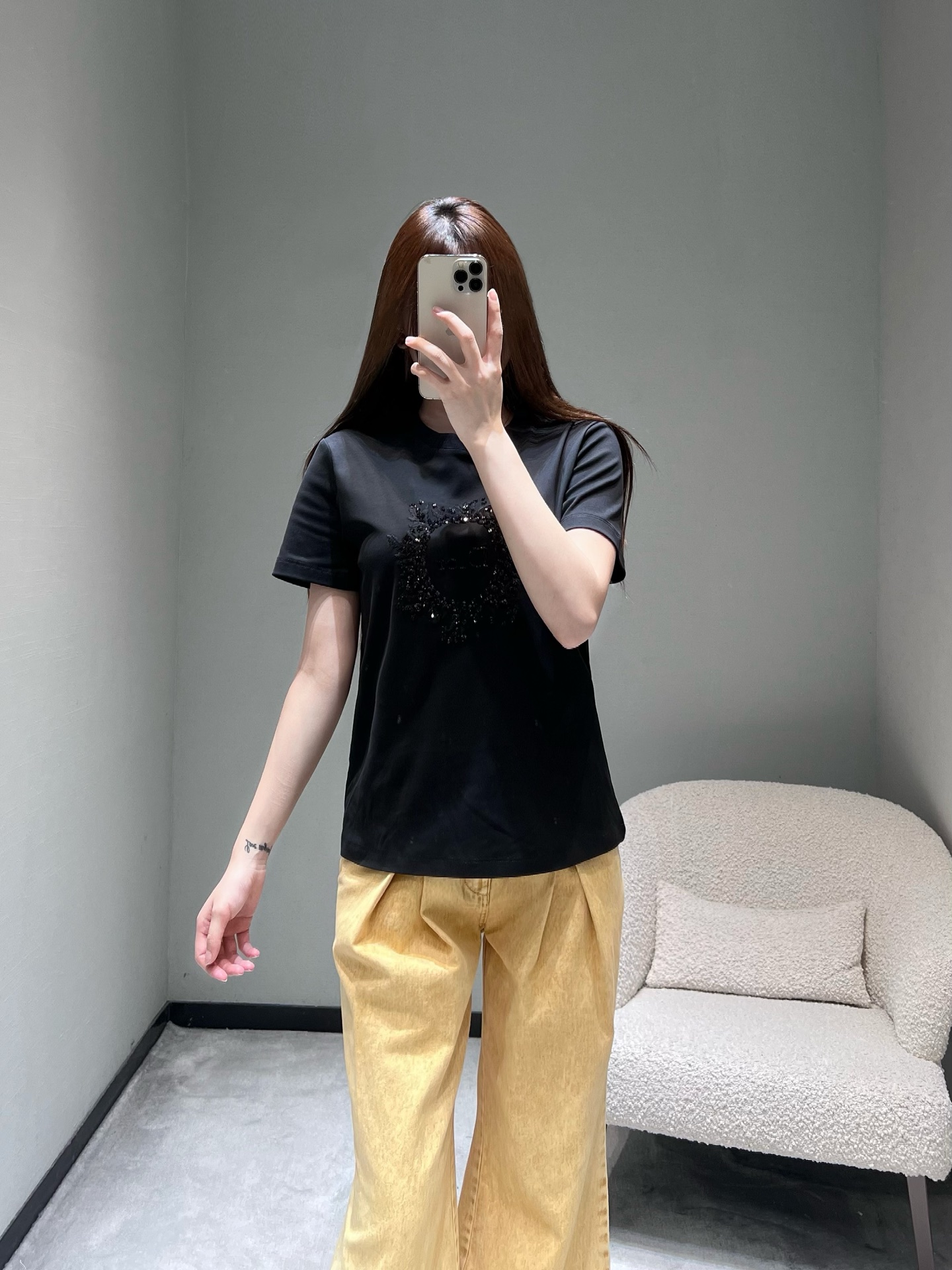 NO:710518,DIO*26SS new product series for early spring // CD letter short-sleeved T-shirt has a three-dimensional relief effect pattern on the chest of the letters, using three-dimensional embroidery technology, the circular pattern surrounds the letter logo, the stitching is fine and full, and reflects the exquisite luster under the light and shadow. The basic style can also be worn with a high-end texture. SML, dior, T-shirt, tees, t-shirt,19860909DIO*26SS早春新品系列//CD字母短袖T恤胸前字母立体浮雕效果图案,采用立体绣线工艺,圆形图案环绕字母logo,针脚细密饱满,,光影下折射出精致光泽,基础款也能穿出高定质感.SML,,dior,T-shirt,tees，t-shirt,,Women's clothing