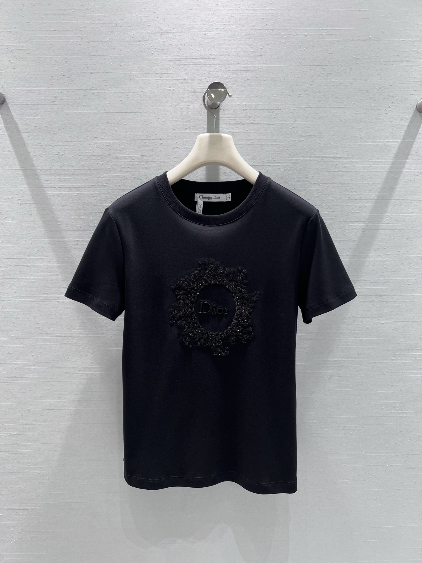 NO:710516,Supports replacement of DIO*26SS early spring new product series // CD letter short-sleeved T-shirt with three-dimensional relief effect pattern on the chest, using three-dimensional embroidery technology, circular pattern surrounds the letter logo, fine and full stitching, refracting exquisite luster under light and shadow, basic style can also be worn with high-definition texture. SML real shot details, dior, T-shirt, tees, t-shirt,19860909支持换款DIO*26SS早春新品系列//CD字母短袖T恤胸前字母立体浮雕效果图案,采用立体绣线工艺,圆形图案环绕字母logo,针脚细密饱满,,光影下折射出精致光泽,基础款也能穿出高定质感.SML实拍细节,,dior,T-shirt,tees，t-shirt,,Women's clothing