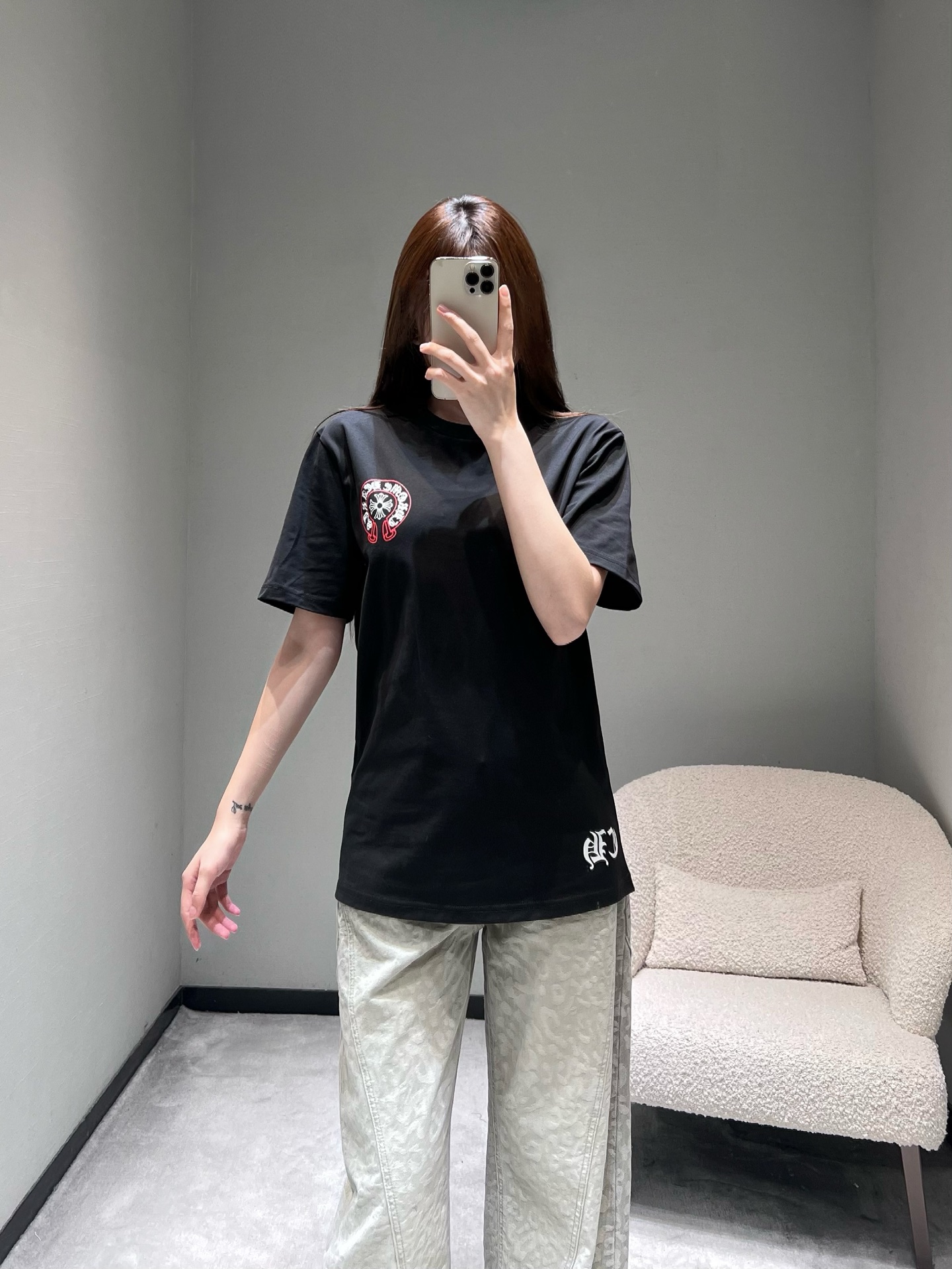 NO:710493,chrom*he*rts early spring series // Color badge short-sleeved T-shirt with colorful badge printing on the chest and classic logo printing on the side. The color matching is bright but not cluttered; the loose version has good tolerance for various body shapes, creating a relaxed and trendy wearing effect. SML,, chrome hearts, T-shirt, tees, t-shirt,19860909chrom*he*rts克罗早春系列//彩色徽章短袖T恤胸口彩色徽章印花,侧边经典logo印花,色彩搭配鲜明却不杂乱；宽松版型对各种身形都有良好的包容度,打造松弛的潮流穿搭效果.SML,,chrome hearts,T-shirt,tees，t-shirt,,Women's clothing