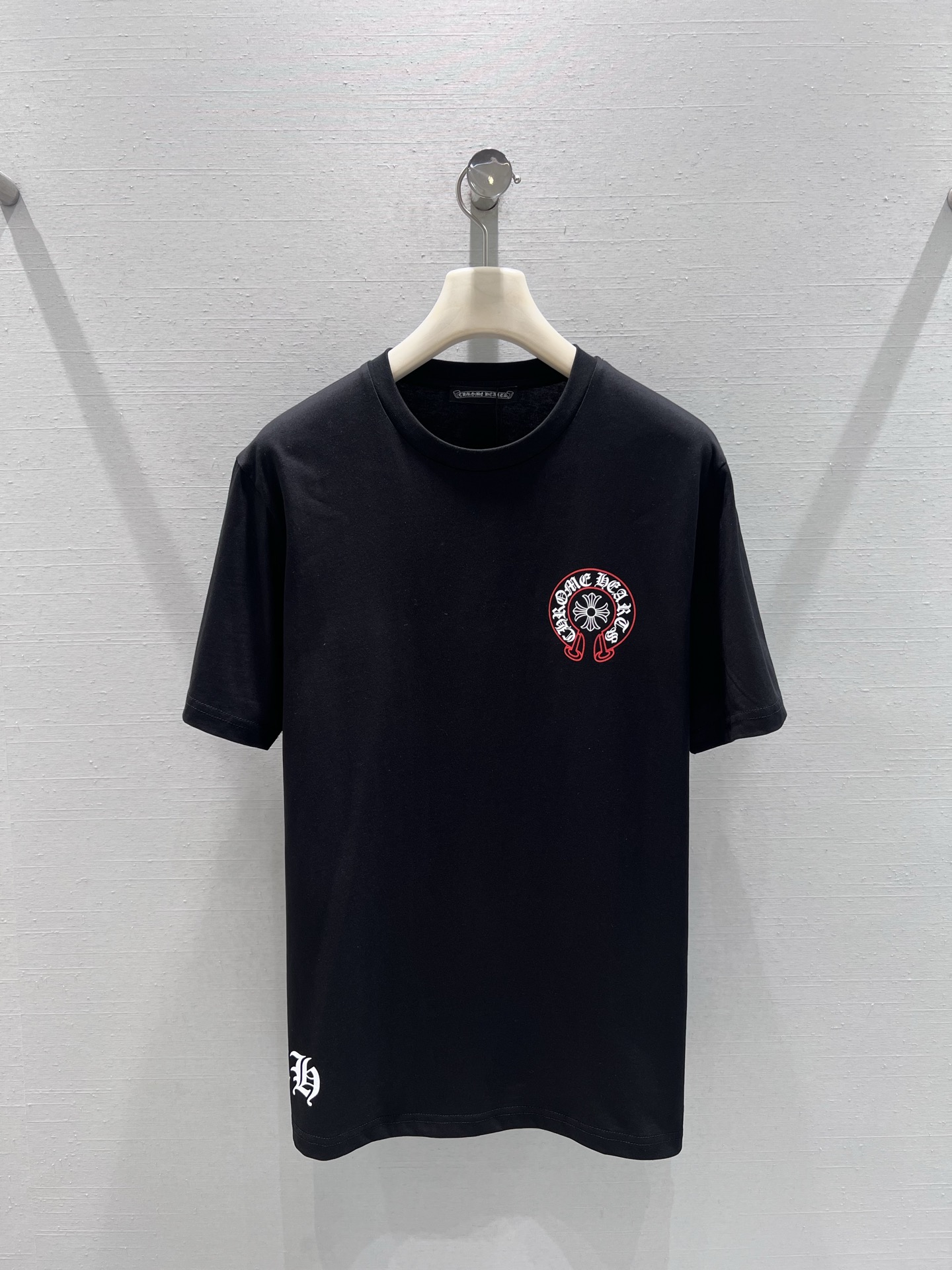 NO:710492,Support exchange of styles chrom*he*rts Crow Early Spring Series // Color badge short-sleeved T-shirt with color badge printing on the chest and classic logo printing on the side. The color matching is bright but not cluttered; the loose version has good tolerance for various body shapes, creating a relaxed and trendy wear effect. SML real shot details, chrome hearts, T-shirt, tees, t-shirt,19860909支持换款 chrom*he*rts克罗早春系列//彩色徽章短袖T恤胸口彩色徽章印花,侧边经典logo印花,色彩搭配鲜明却不杂乱；宽松版型对各种身形都有良好的包容度,打造松弛的潮流穿搭效果.SML实拍细节,,chrome hearts,T-shirt,tees，t-shirt,,Women's clothing