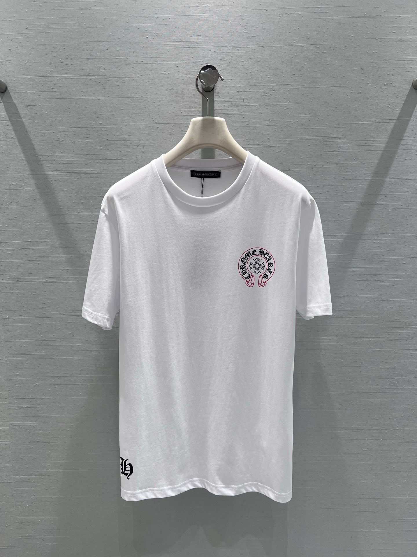 NO:710494,Support exchange of styles chrom*he*rts Crow Early Spring Series // Color badge short-sleeved T-shirt with color badge printing on the chest and classic logo printing on the side. The color matching is bright but not cluttered; the loose version has good tolerance for various body shapes, creating a relaxed and trendy wear effect. SML real shot details, chrome hearts, T-shirt, tees, t-shirt,19860909支持换款 chrom*he*rts克罗早春系列//彩色徽章短袖T恤胸口彩色徽章印花,侧边经典logo印花,色彩搭配鲜明却不杂乱；宽松版型对各种身形都有良好的包容度,打造松弛的潮流穿搭效果.SML实拍细节,,chrome hearts,T-shirt,tees，t-shirt,,Women's clothing