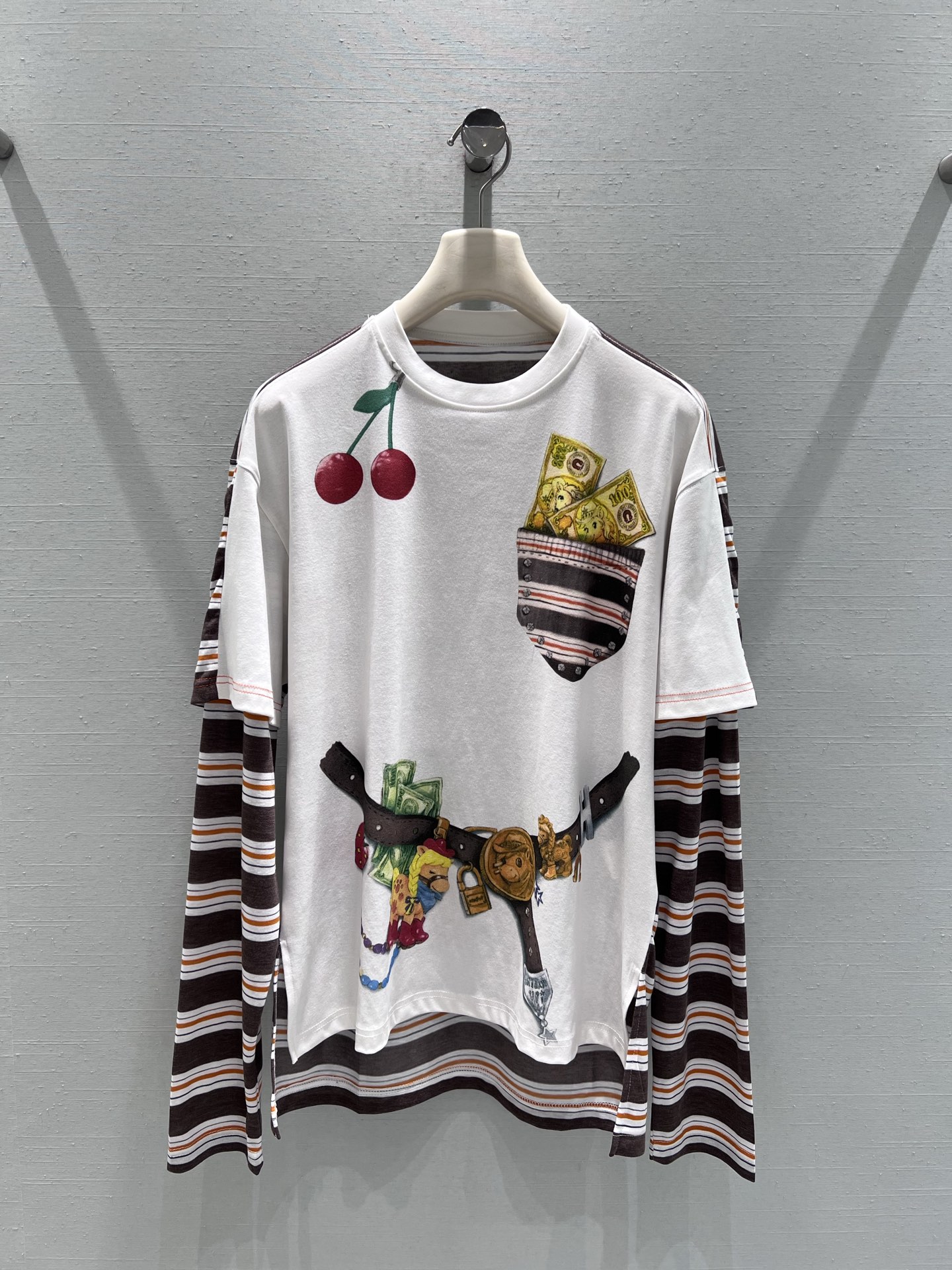 NO:710496,Support for exchange CHEER*UPi*26SS early spring new series // Cherry print fake two-piece striped long-sleeved T-shirt is a must-have for the street, interesting cherry print with retro stripe splicing, 'rich money' festival meaning, super cool street style, loose version not picky on body shape, same style design for men and women, wearing it in early spring will turn heads ~ SML real shot details, tees, t-shirt,19860909支持换款 CHEER*UPi*26SS早春新款系列//樱桃印花假两件条纹长袖T恤炸街必备,趣味樱桃印花搭配复古条纹拼接,“腰缠万贯”节日寓意超赞街头潮酷感拉满,宽松版型不挑身材,男女同款的设计,早春穿它回头率爆表～SML实拍细节,,tees，t-shirt,,Women's clothing